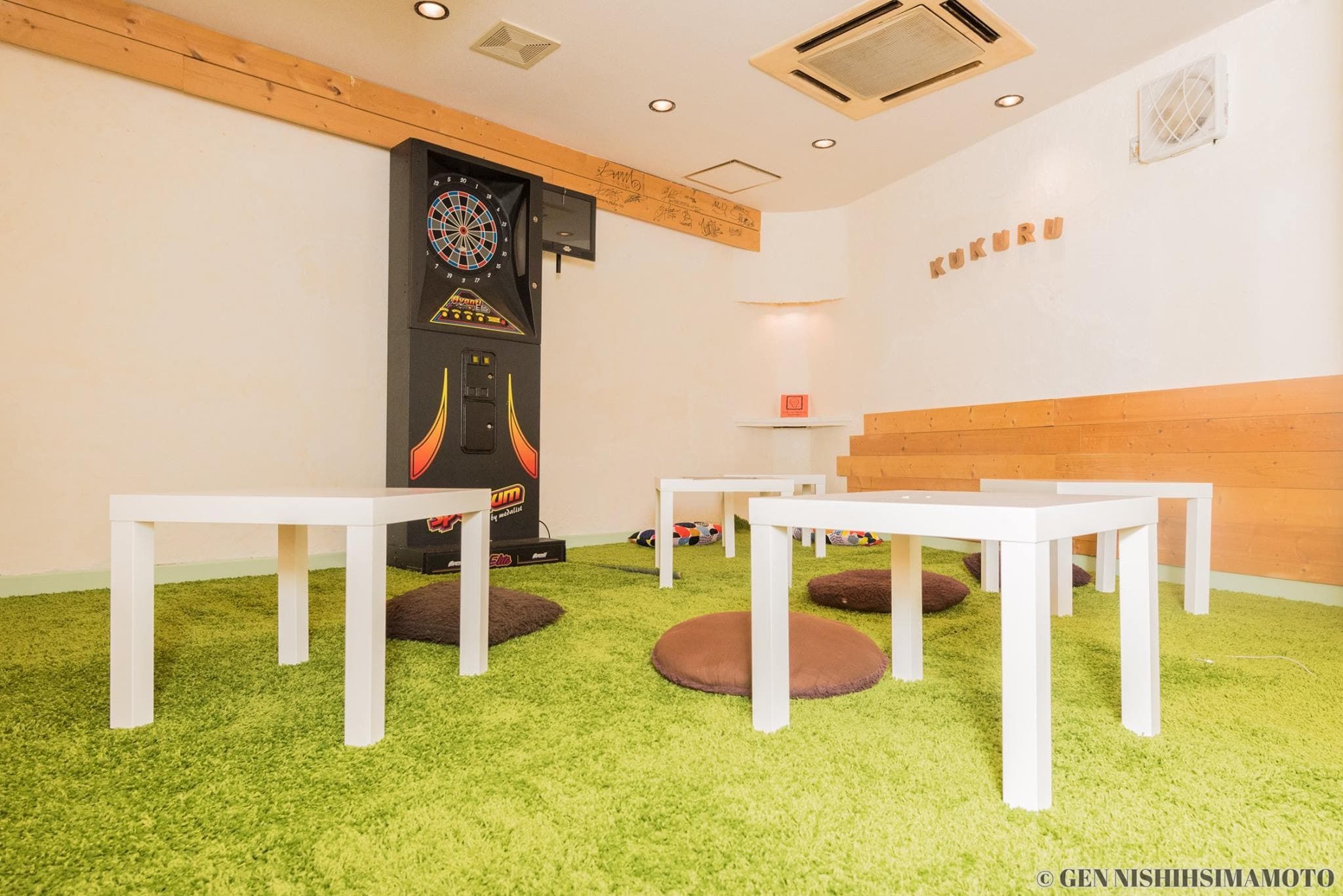 芝生をイメージした温かみのあるオシャレな空間。一度入るとくつろげすぎて出たくなくなります。