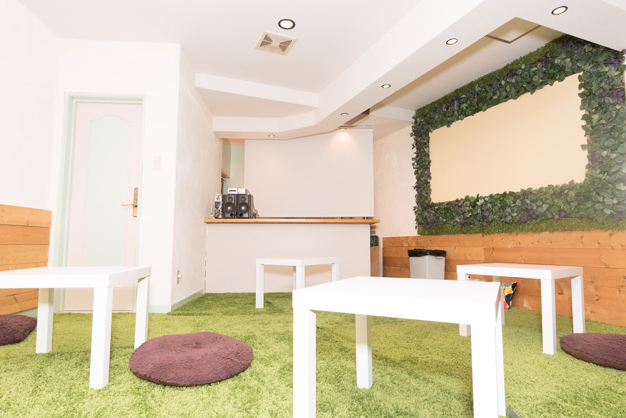 奥にあるのはプロジェクターです。右にあるのは黒板(これもプロジェクターにもなります)