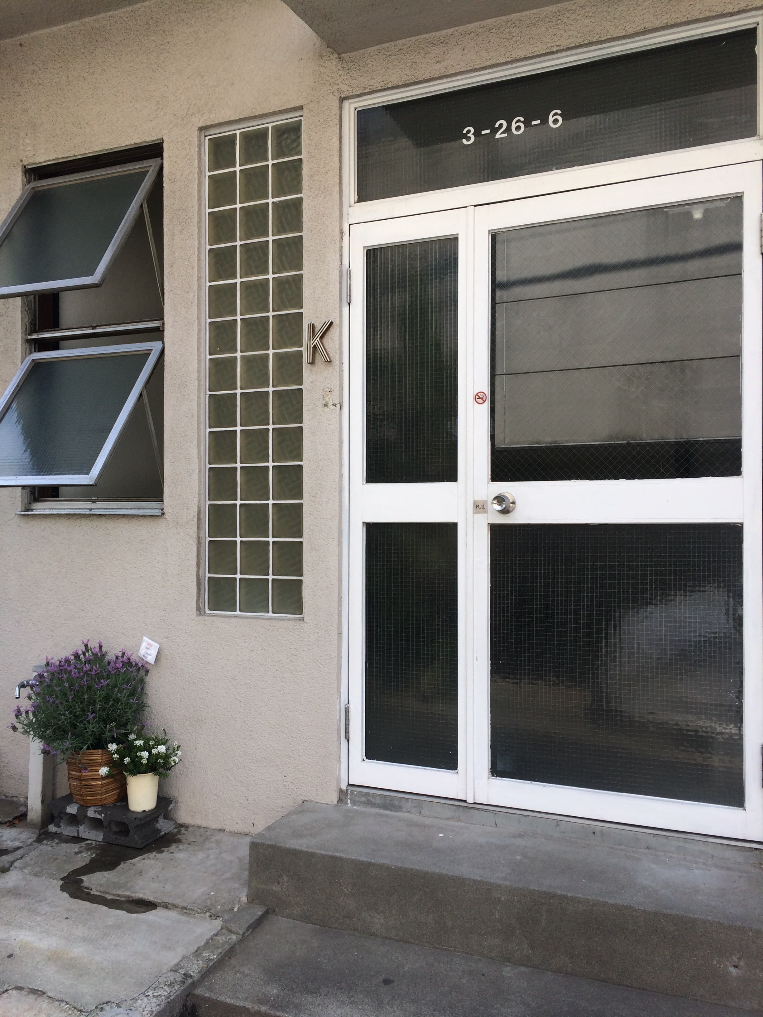 表玄関。ガラス扉で中が見渡せます。