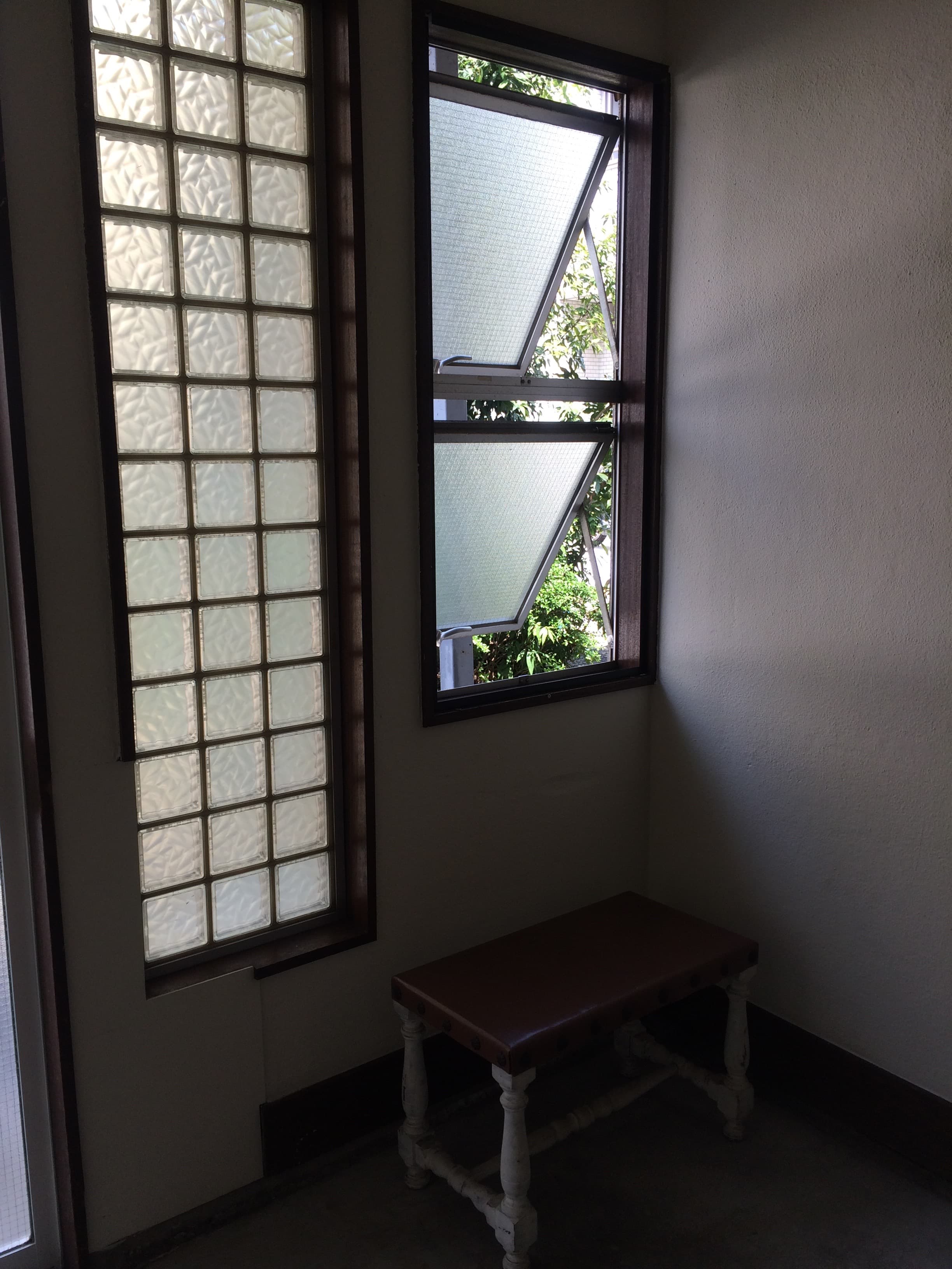 玄関周り。ガラスブロックの窓と開閉式の窓2箇所。