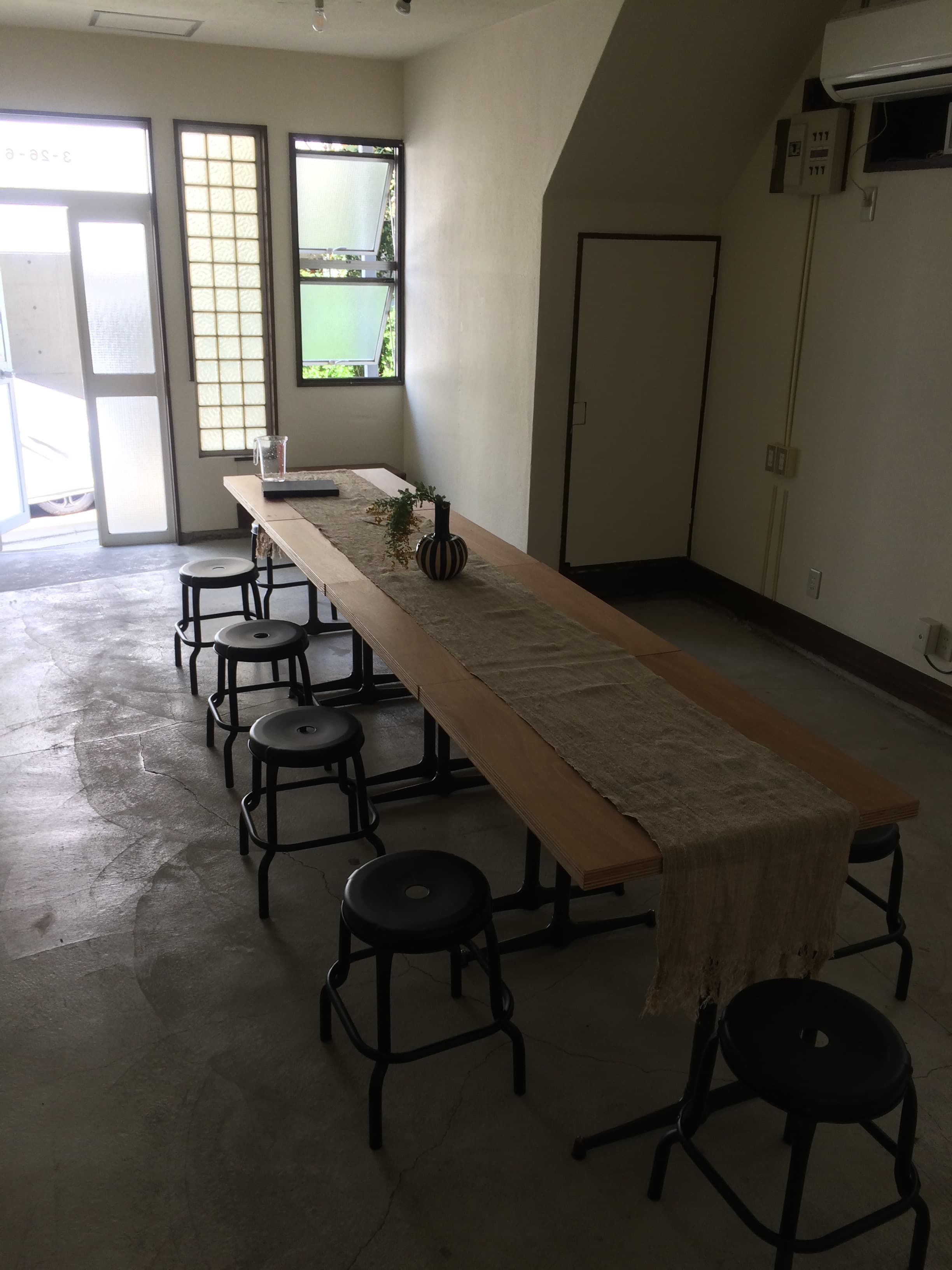 ギャラリスペース。テーブル&椅子のセッティング例。通常はこのセッティングでお貸出ししております。