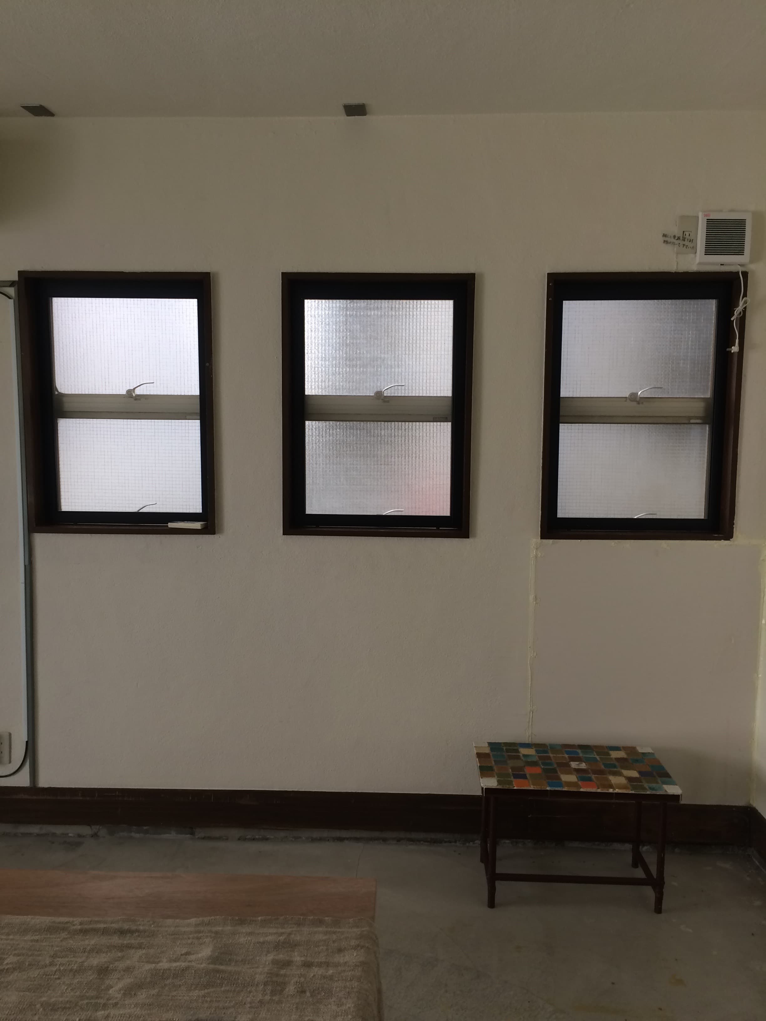 ギャラリースペース壁面にある開閉扉3箇所。