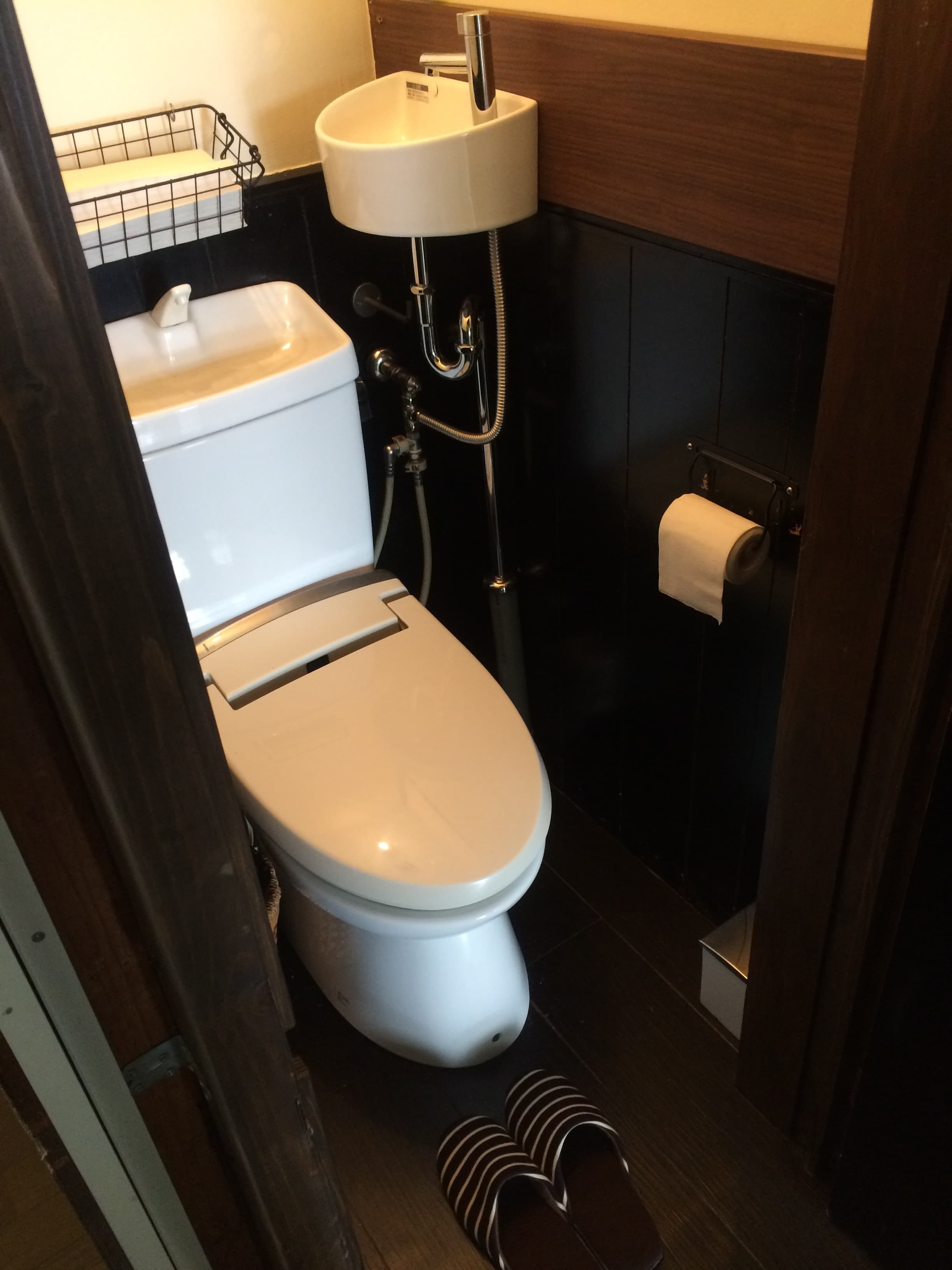 ギャラリー利用とキッチン利用の共有トイレ。