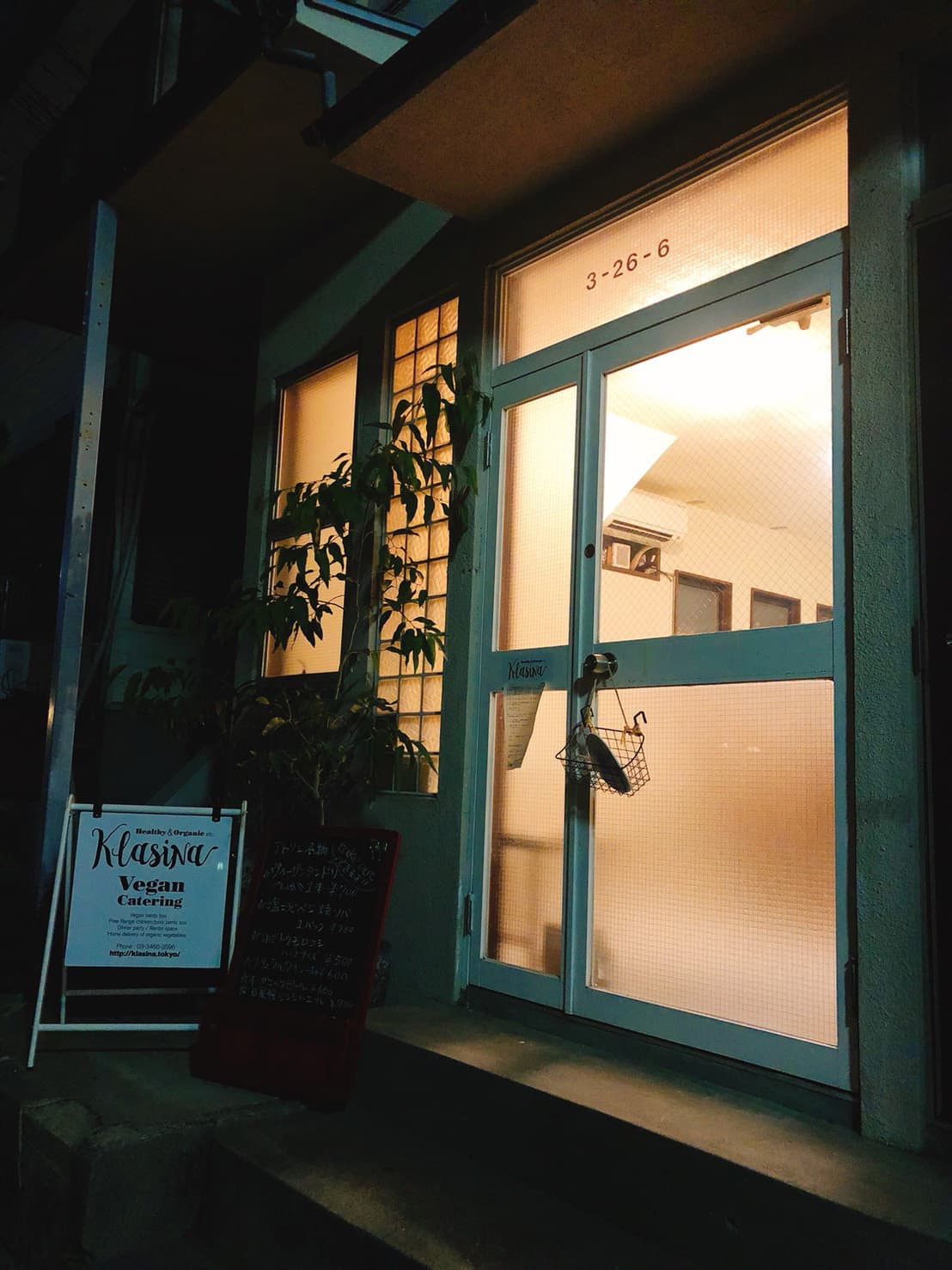 夜のギャラリースペース灯り。