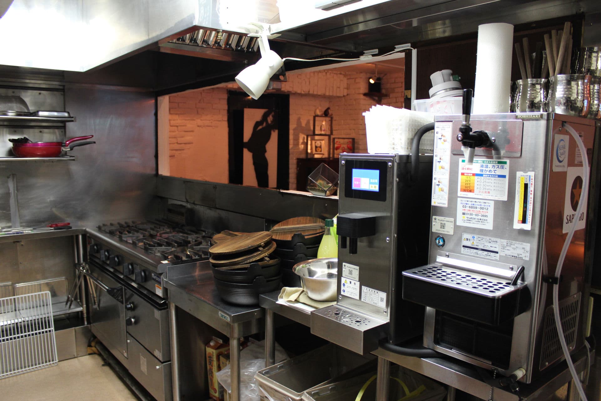 キッチンの右側(フロア側)には、コンロやビールサーバー等が並んでいます。