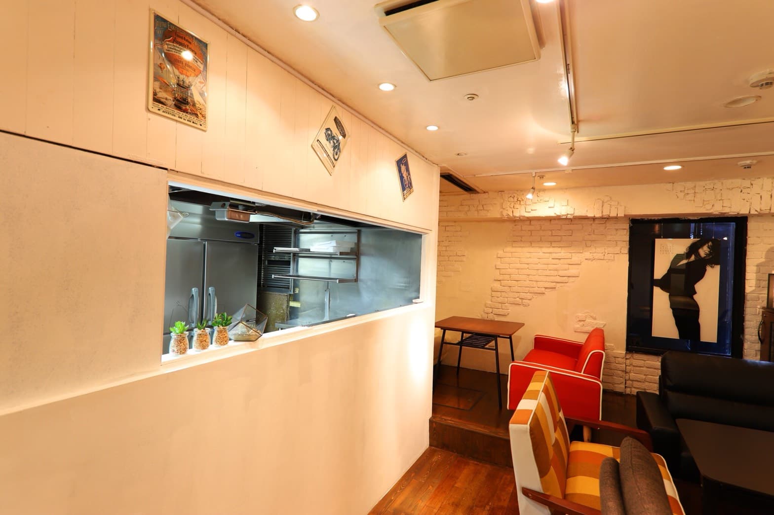 キッチンからは、開口窓をとおしてフロアを見渡すことができます。