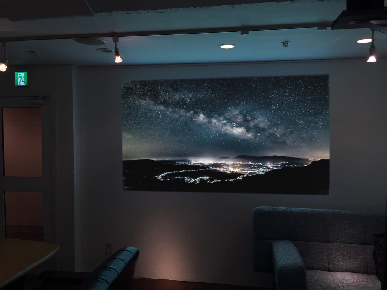 プロジェクターから壁に向けてお気に入りの映像を投写することができます。