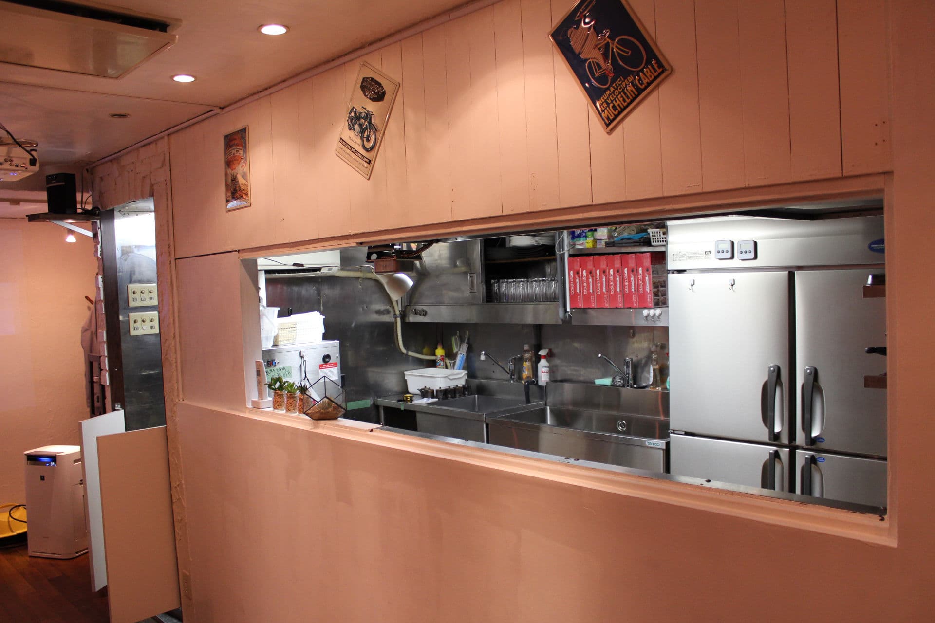 フロアとキッチンはスイングドアで往来がしやすくなっています。