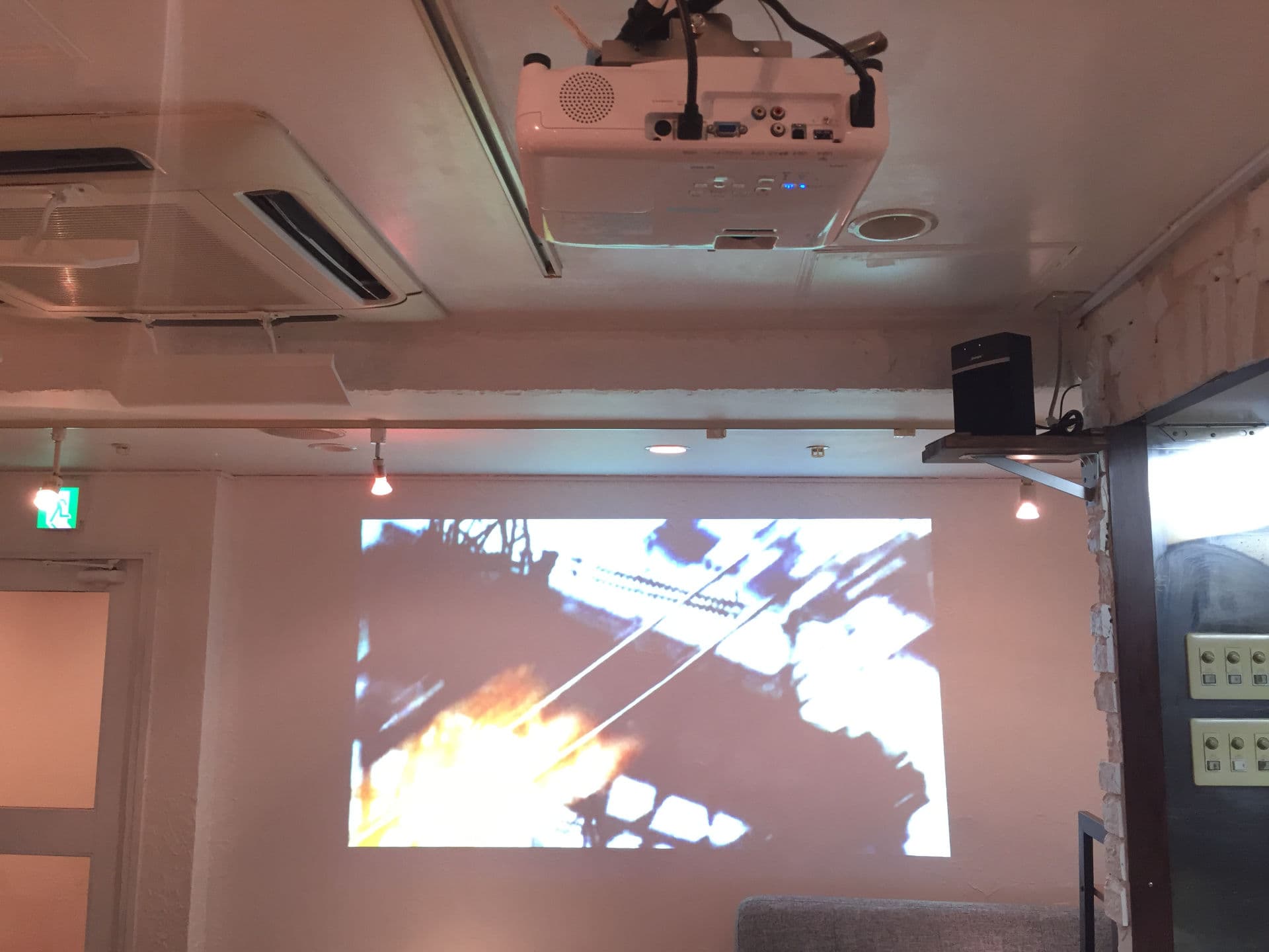 天上に設置されたプロジェクターは、自由に投写方向を変えることができます。