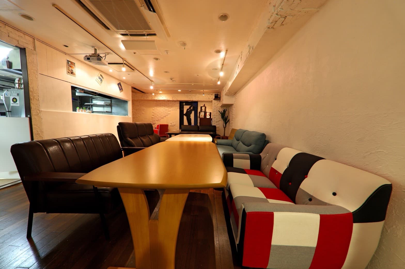 広く大きなテーブルは、大人数にも余裕を対応できます。