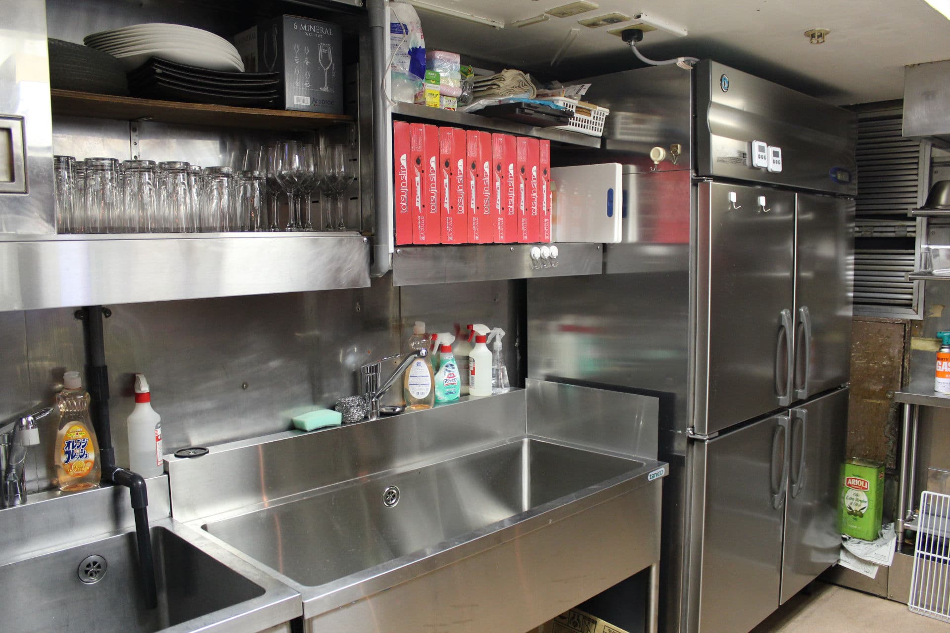 キッチンの左側には、食器棚やシンク、冷蔵庫等が並んでいます。