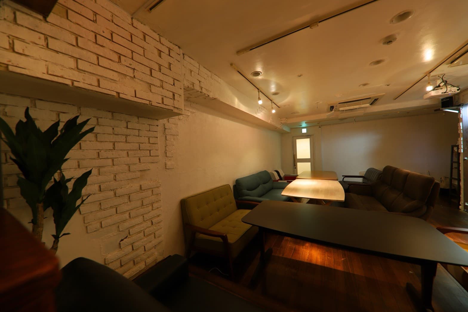 調光に対応したフロア・ライトは、さまざまな雰囲気を演出します。