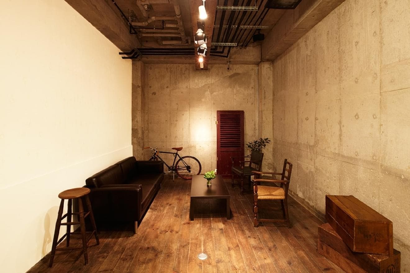 Aスタジオ。家具設置。