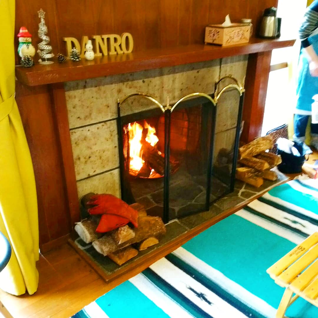 撮影でご利用の場合のみ暖炉をお使いいただけます。火つけの道具や後片付けもこちらで致しますので手ぶらでご利用出来ます。