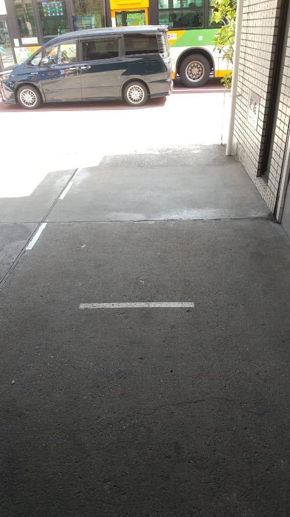 物販は壁から白線内のスペースでのみ可