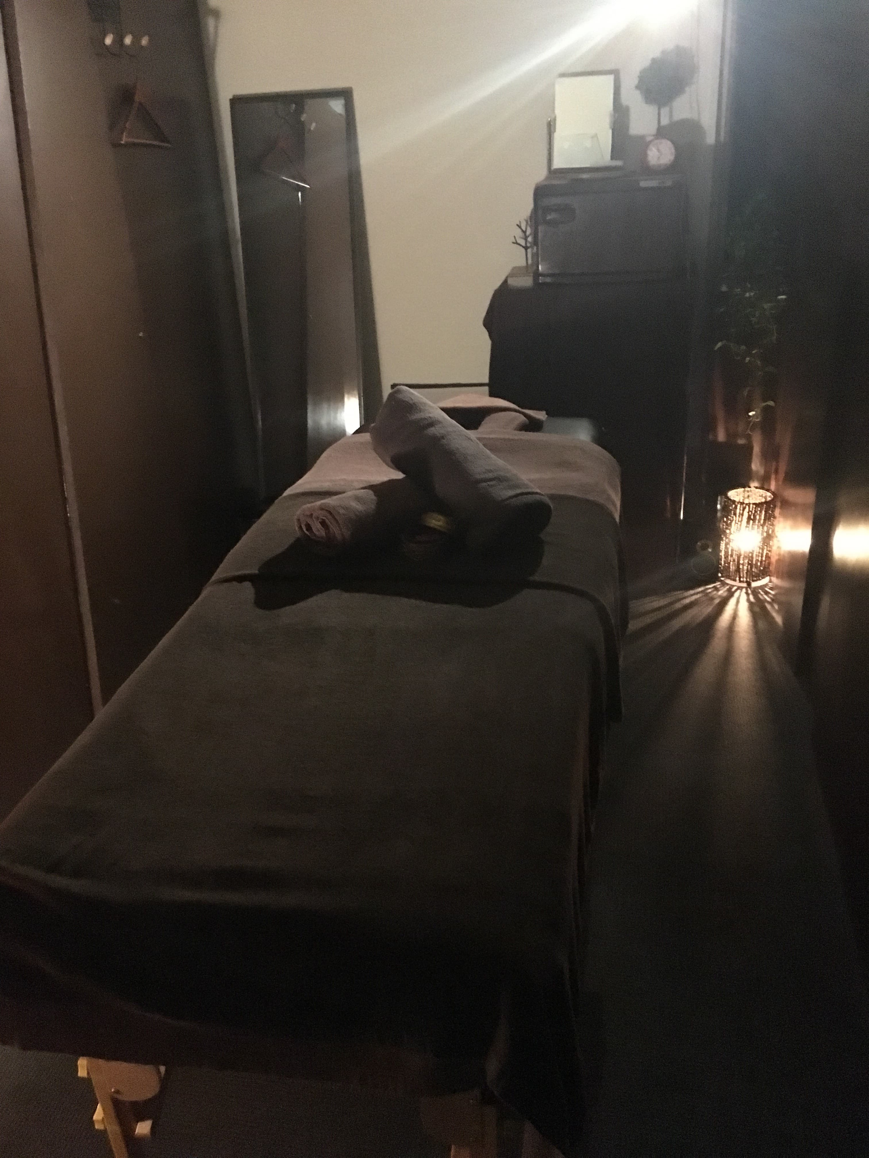 『五感で潤沢なひとときを』 「その日の温度や湿度に合わせた」 こだわりアロマの香り、 癒しオリジナル音響でお出迎え。 ソフ