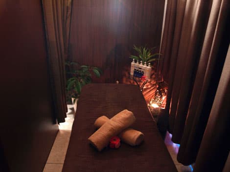 『五感で潤沢なひとときを』 「その日の温度や湿度に合わせた」 こだわりアロマの香り、 癒しオリジナル音響でお出迎え。 ソフ