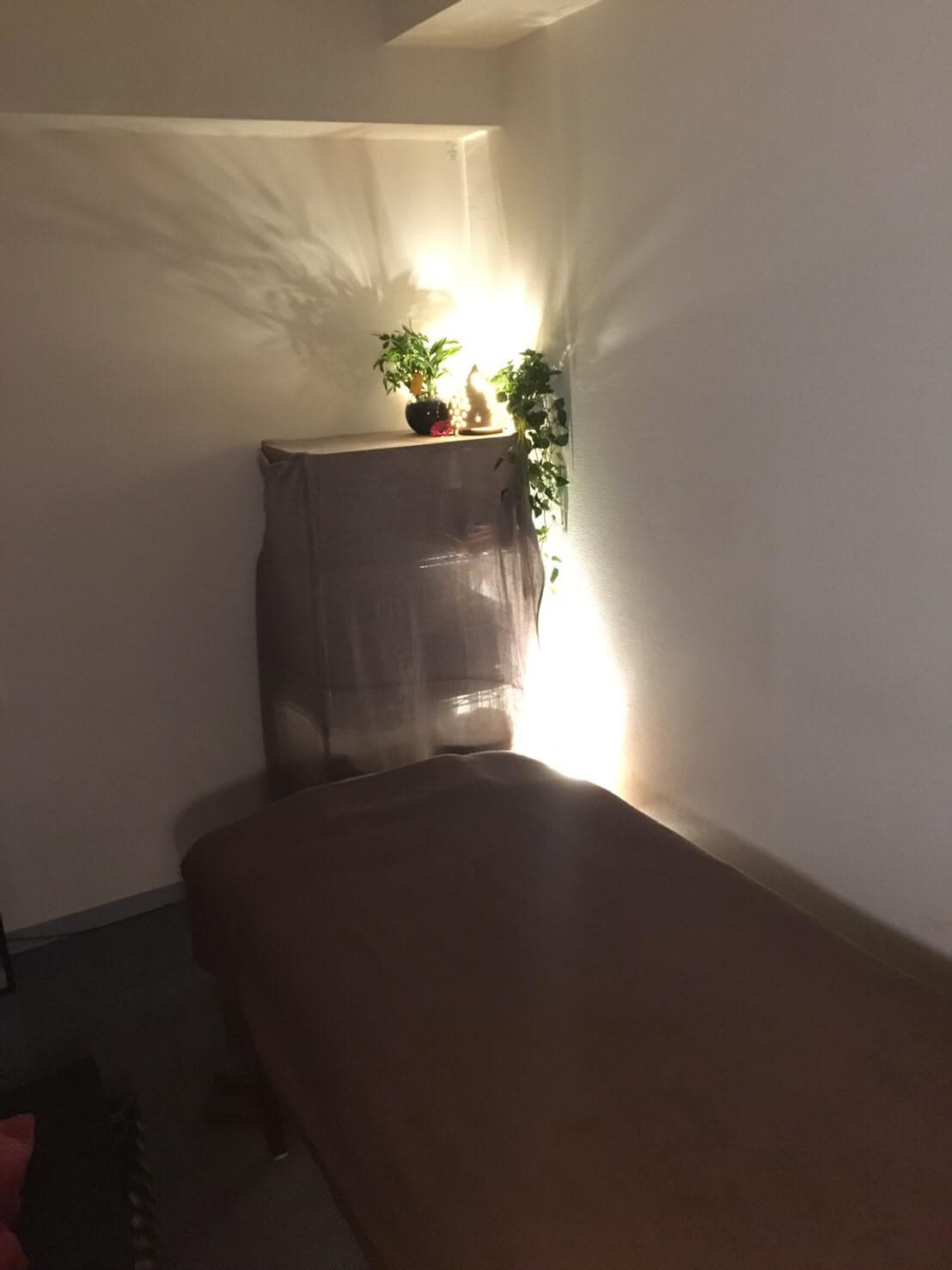 『五感で潤沢なひとときを』 「その日の温度や湿度に合わせた」 こだわりアロマの香り、 癒しオリジナル音響でお出迎え。 ソフ