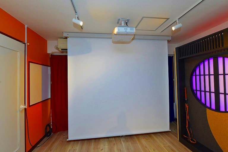 スクリーン投影 ※PCをご持参ください 嬉しい上から照射で撮影背景としての利用もラクラク♪ 上映会では100インチのスクリー