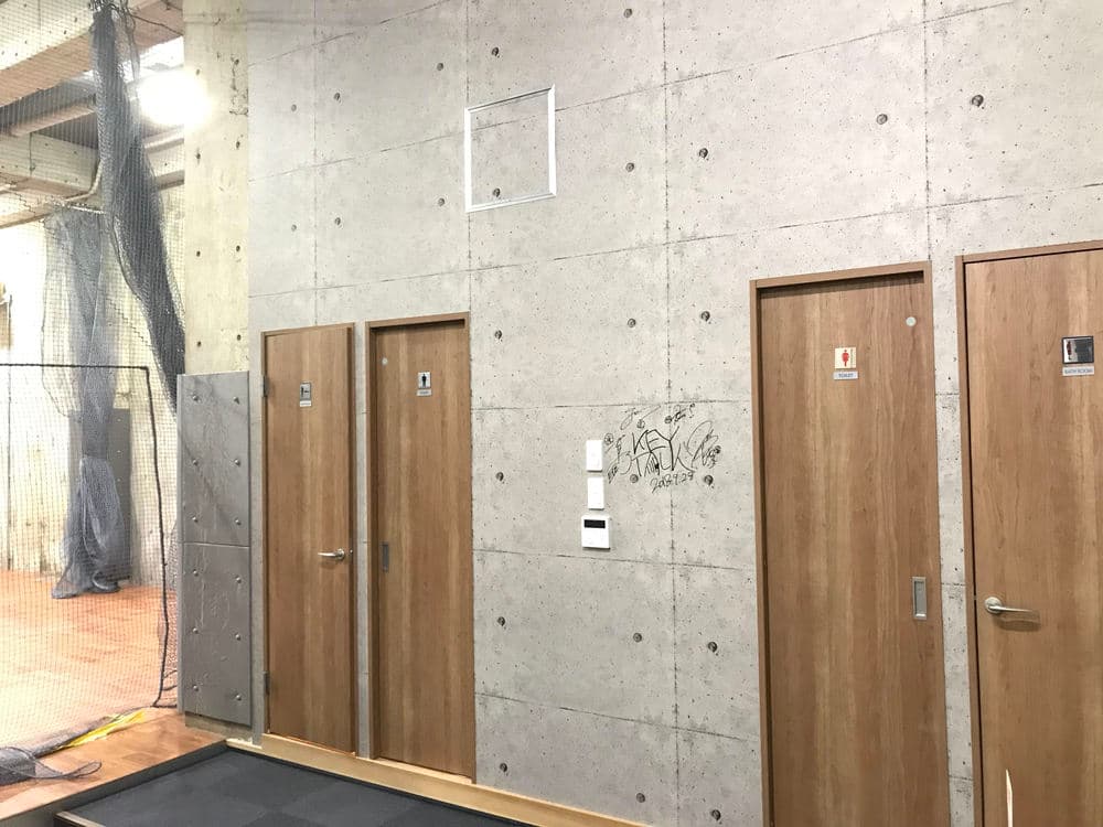 リアクション2更衣室・トイレ前(男女あり)