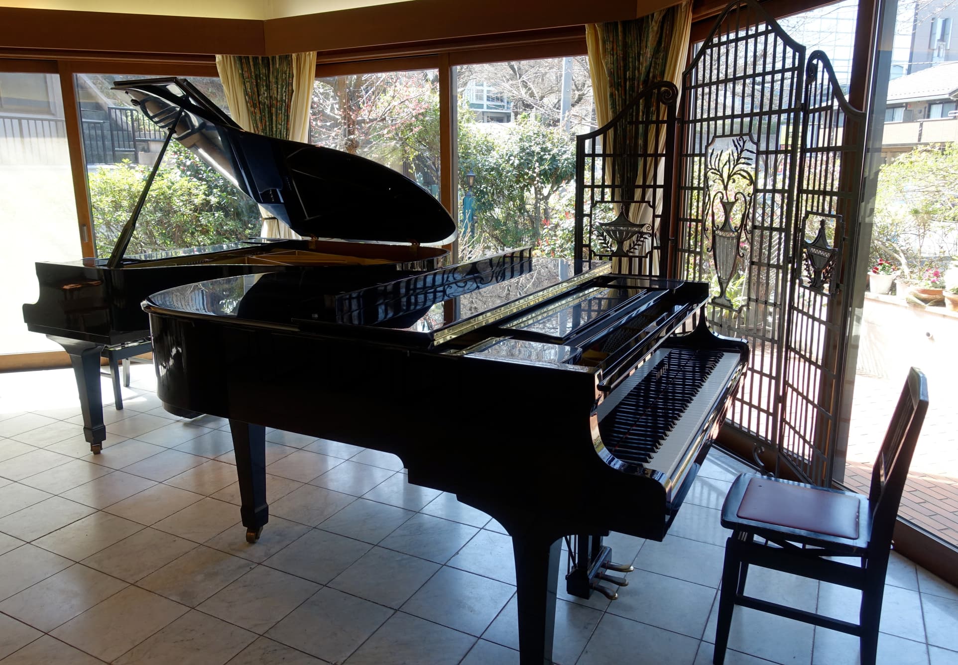 ピアノ2台あります