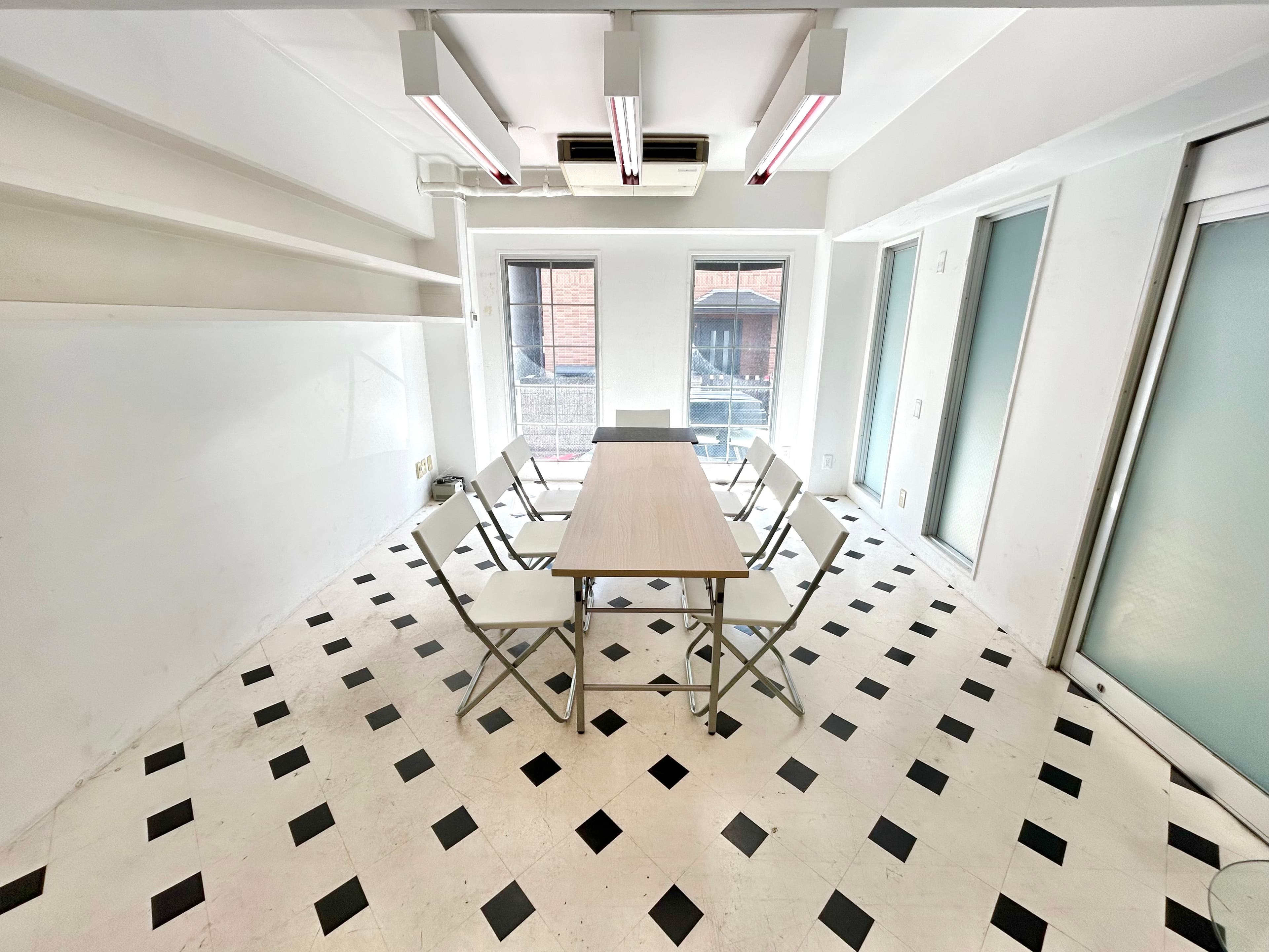 1F路面店。 ポップアップストア・展示会・ワークショップ・スタジオ撮影に最適。別途予約。