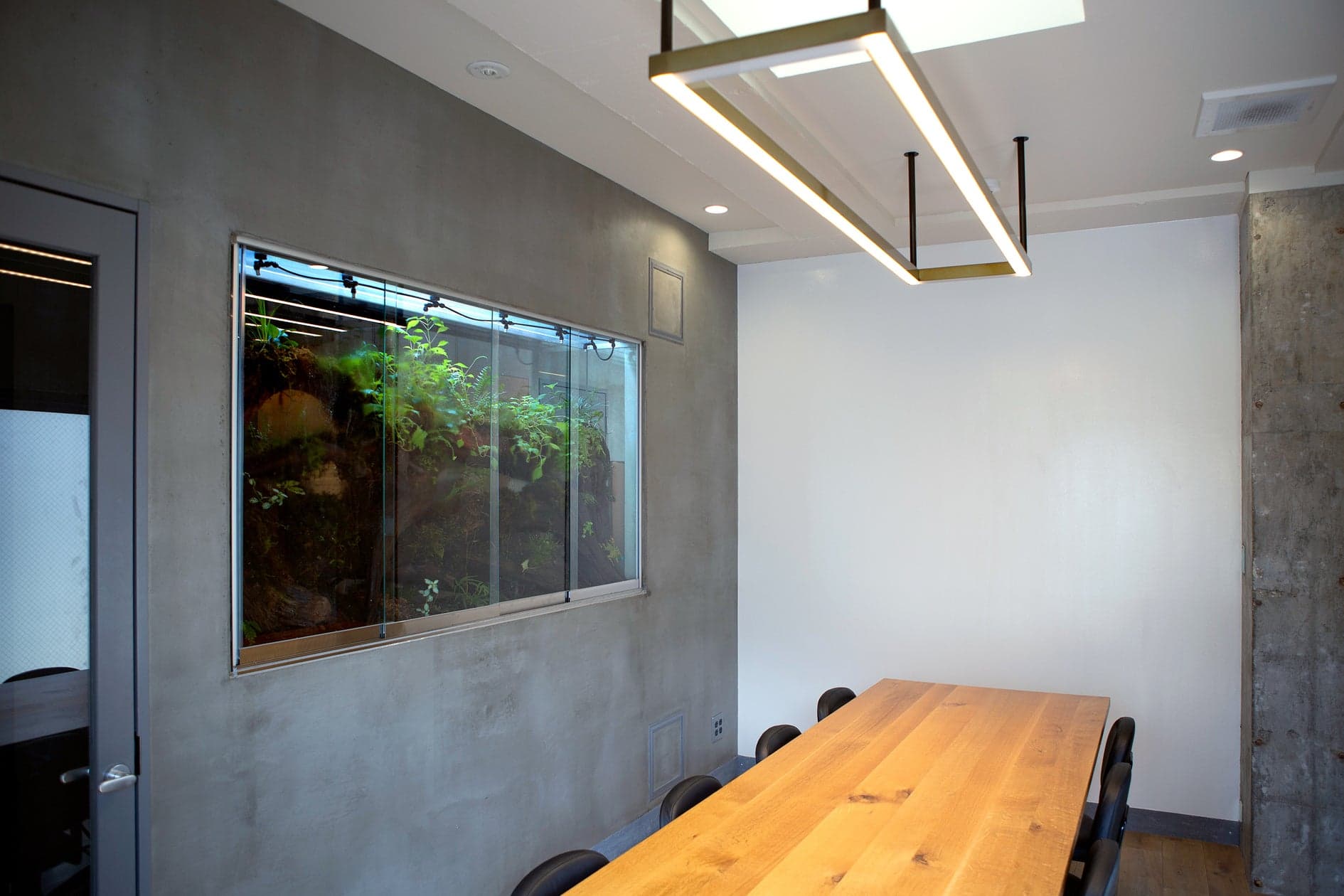 最大8名着席可能