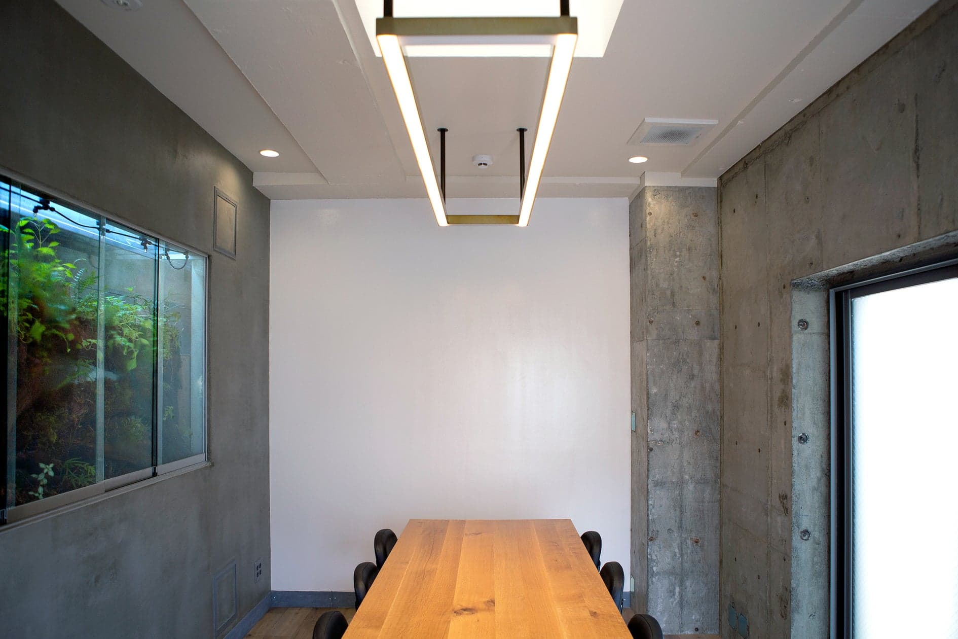 投影用の白壁は磁石も使用可能