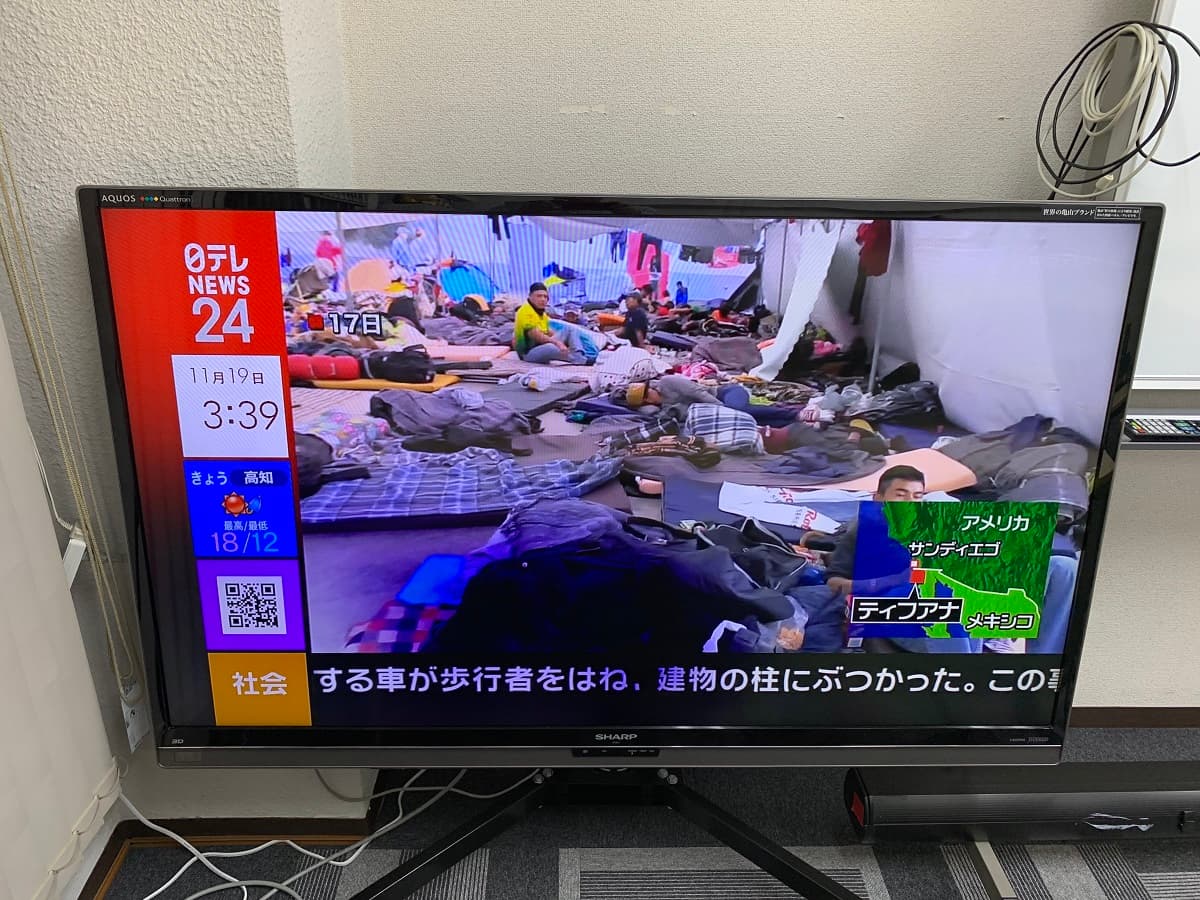 AQUOS アクオス 3D クアトロン 60型 液晶テレビ 型 番:LC-60L5 2012年製 です。画面下にやけはあります