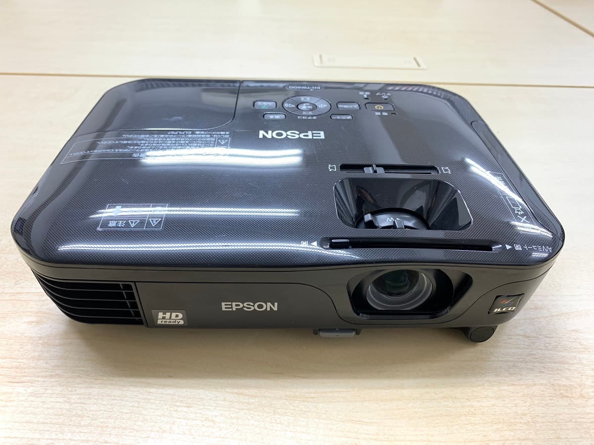 EPSON製プロジェクター EH-EPSON EH-TW400 です。