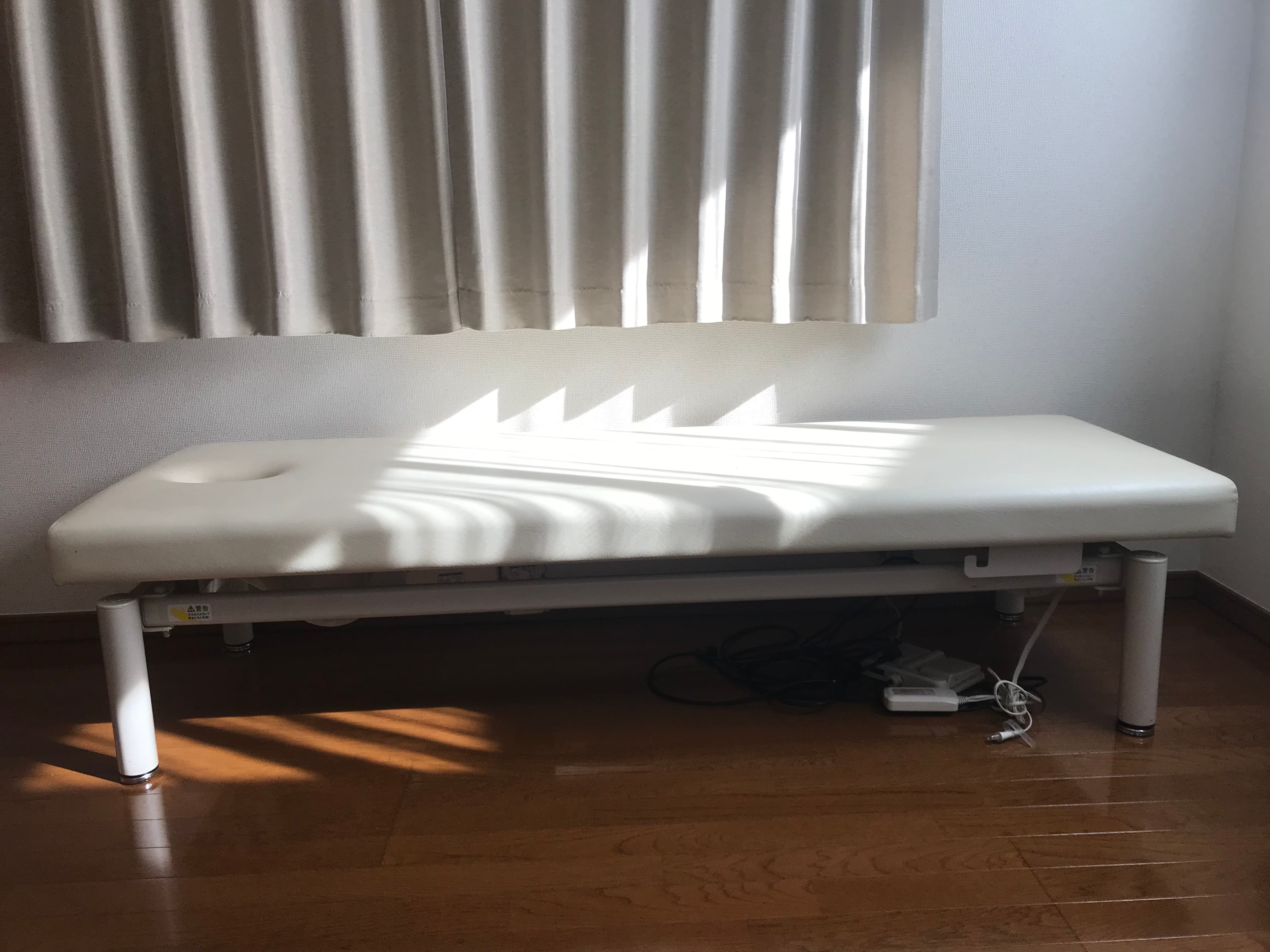 二階のフリースペース2。日当たりの良い部屋はとても気持ちいいです。もちろんカーテンも完備。