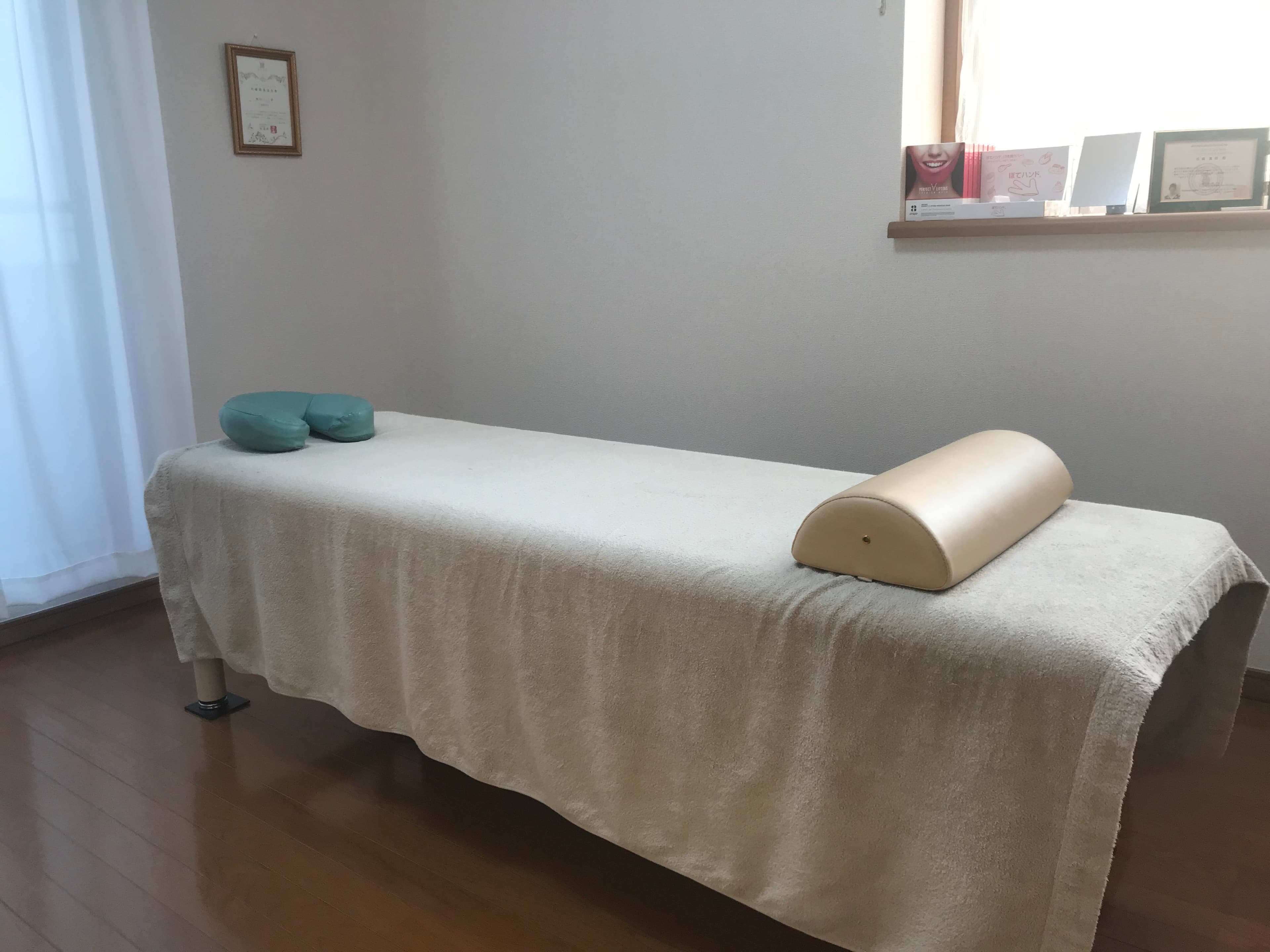 二階のフリースペース1。電動式のベッドでプライベートサロンとしてもご利用いただけます。