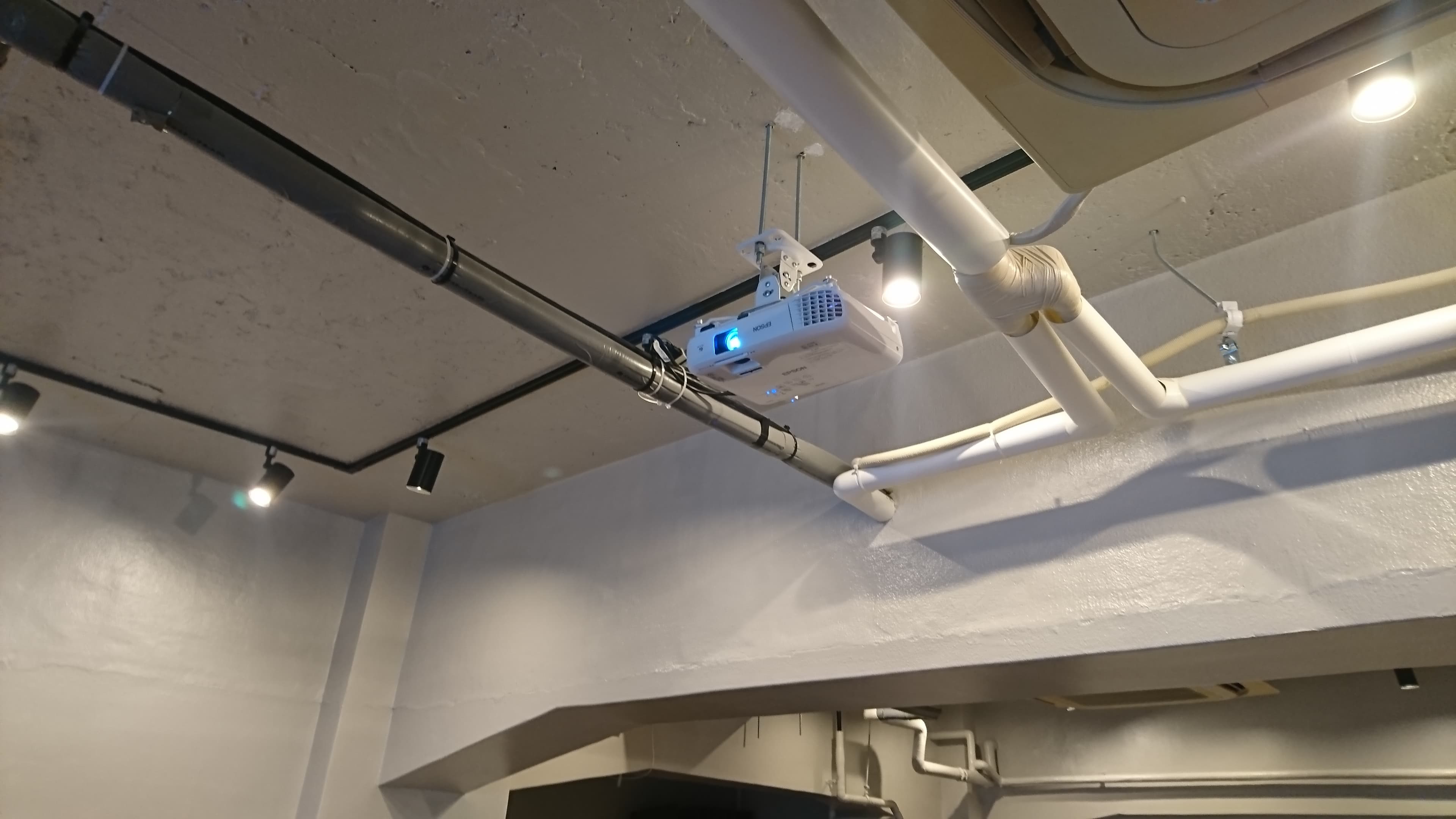 天吊りプロジェクター