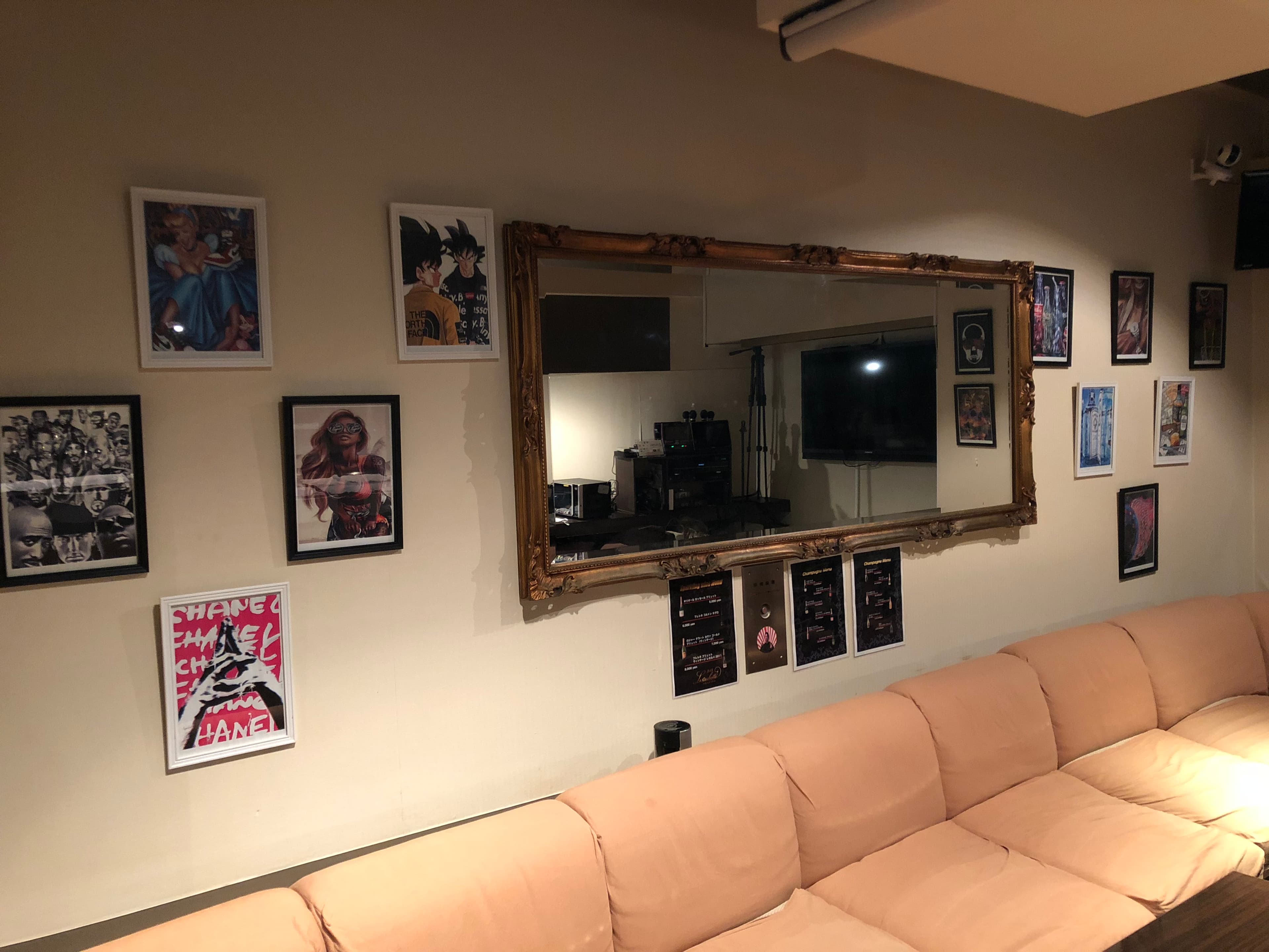 沢山の絵が飾られたオシャレな店内は撮影にもおススメです。