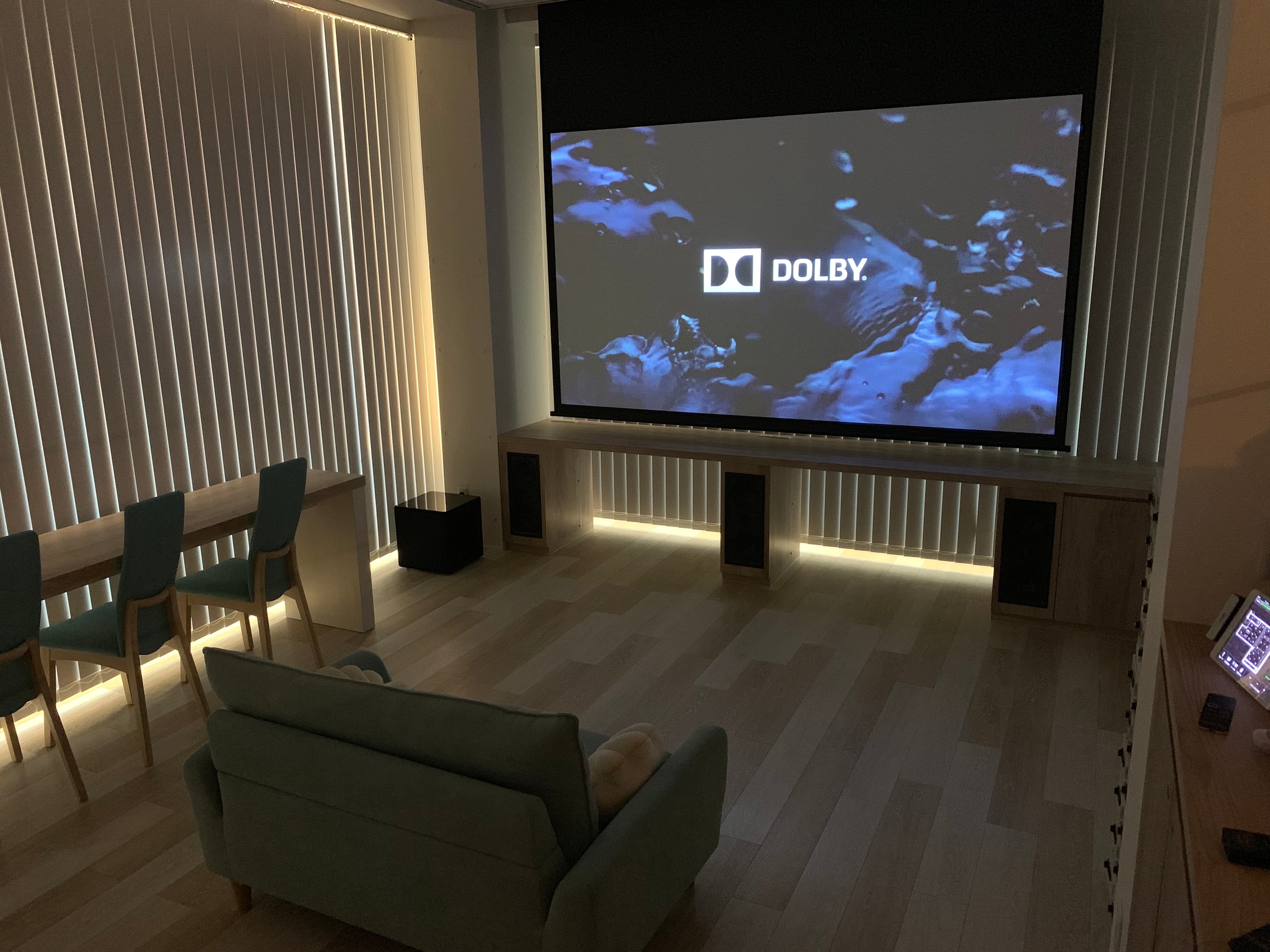 巨大スクリーン&迫力ある音響で映画館同様の感動を!!