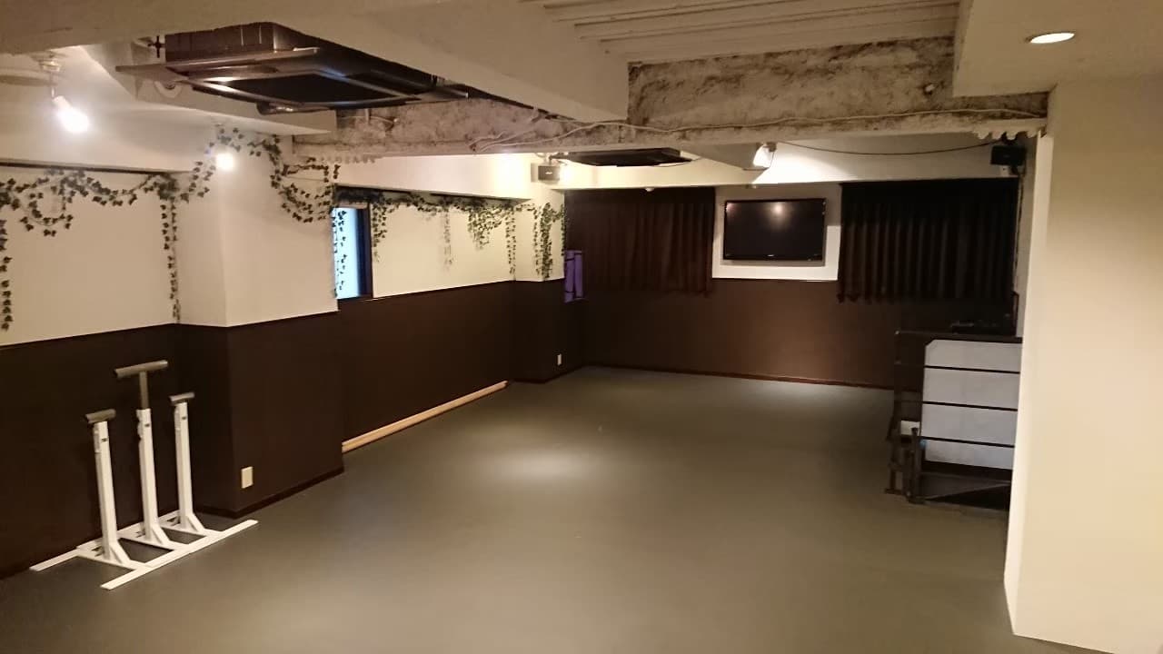 オンラインレッスンに対応の大型テレビ設置。