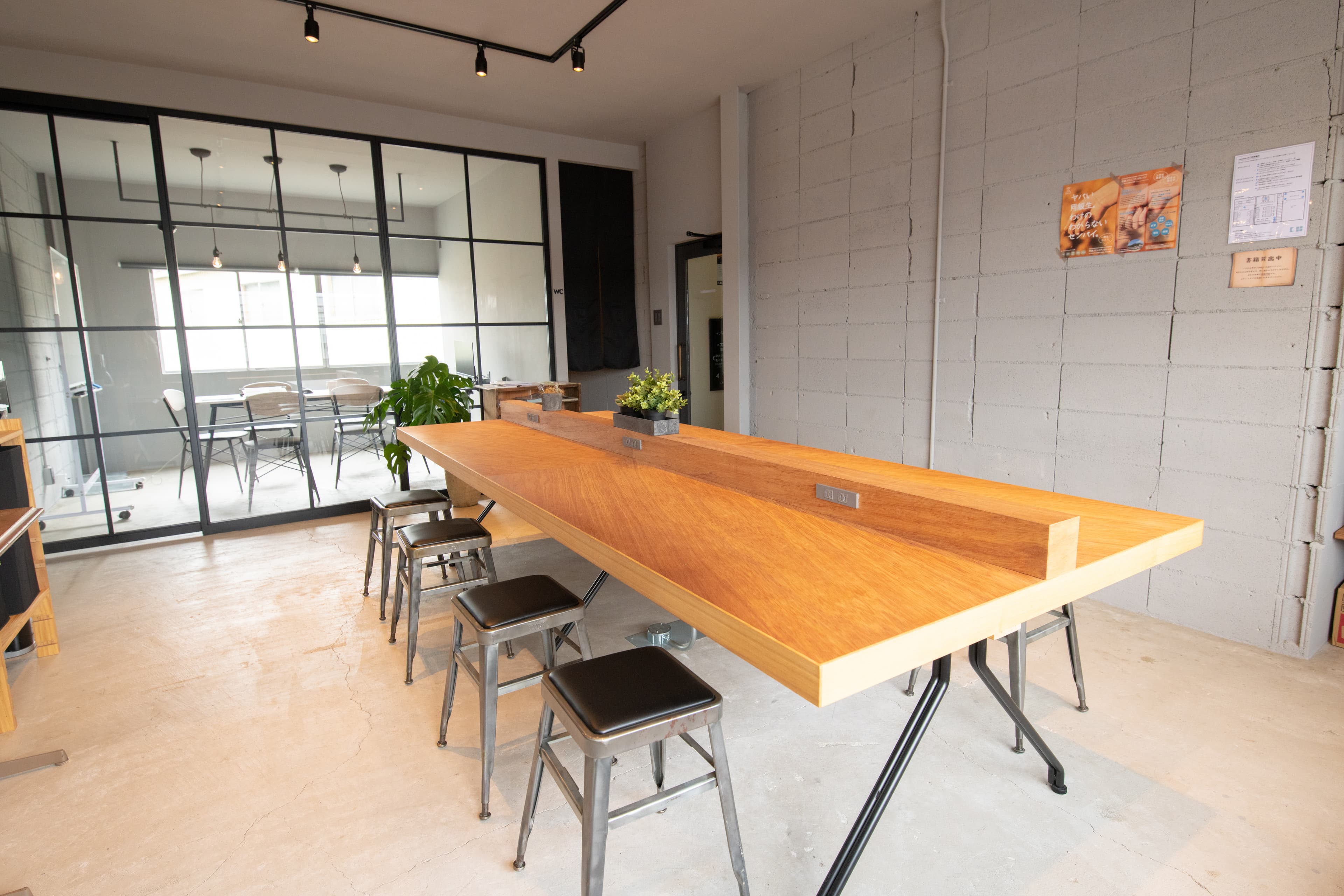 <コワーキングスペース>無料ドリンク/駐車場完備!