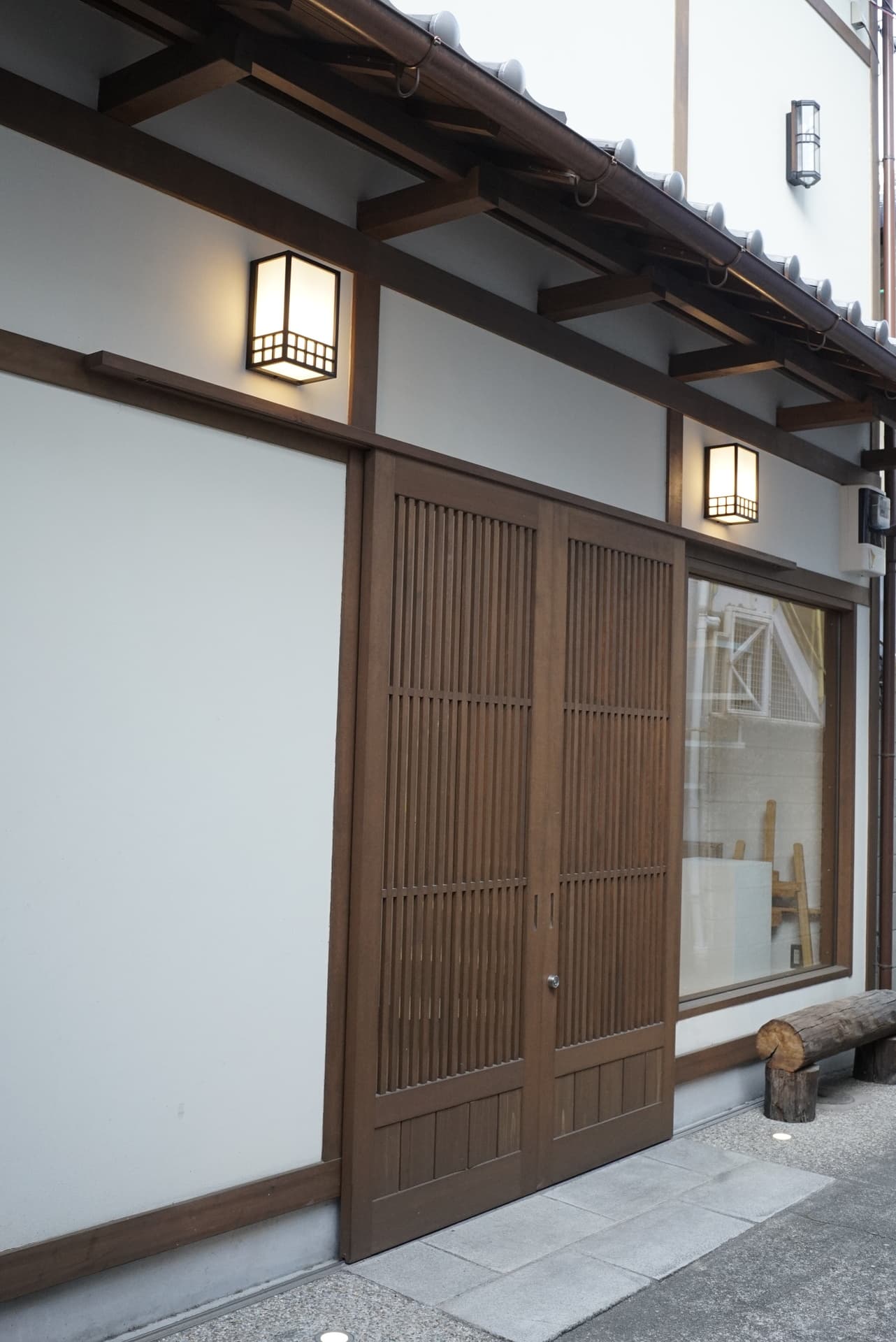 入口外観(扉が閉まっているところ)