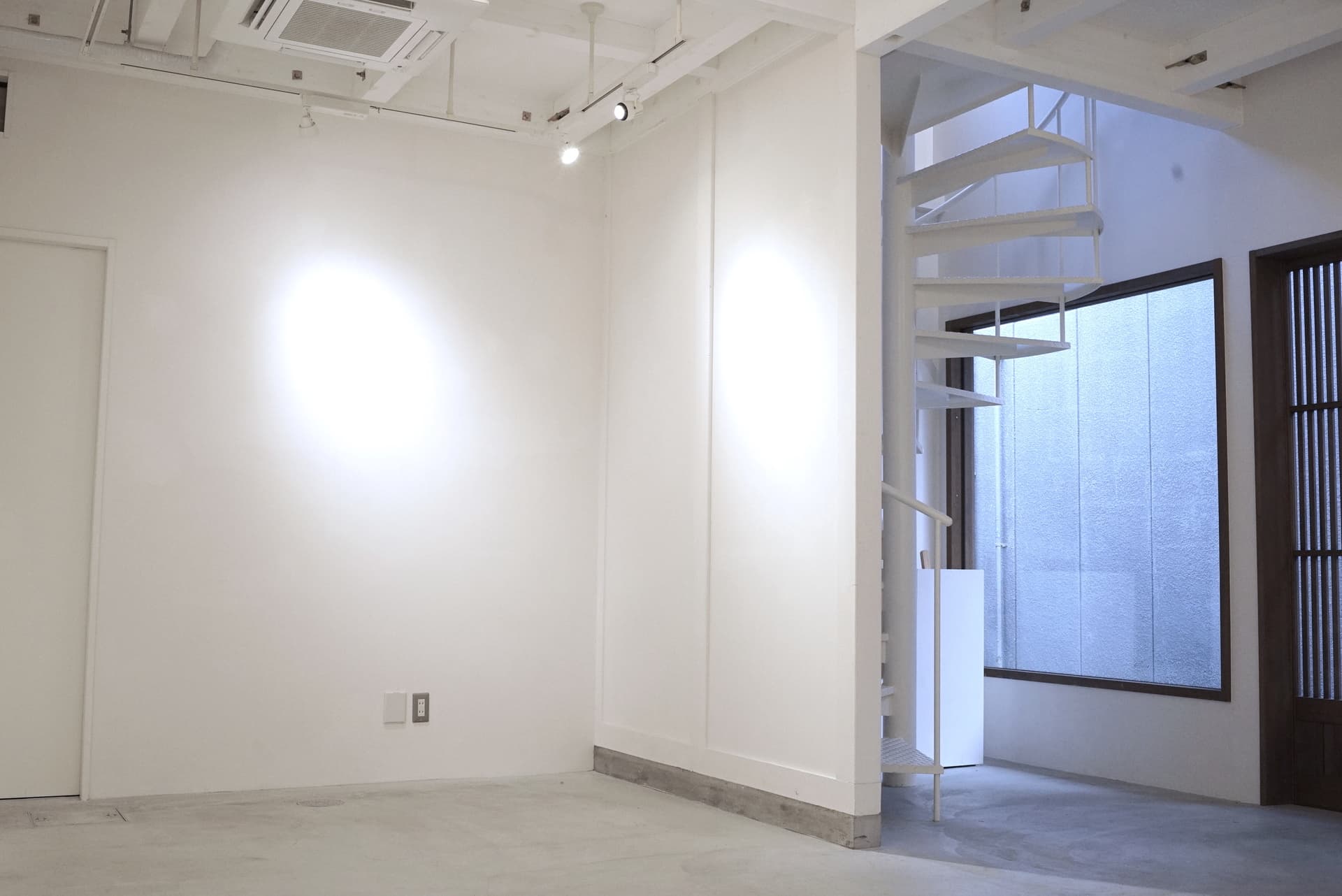 wall#4、#5、入口横の大きな窓