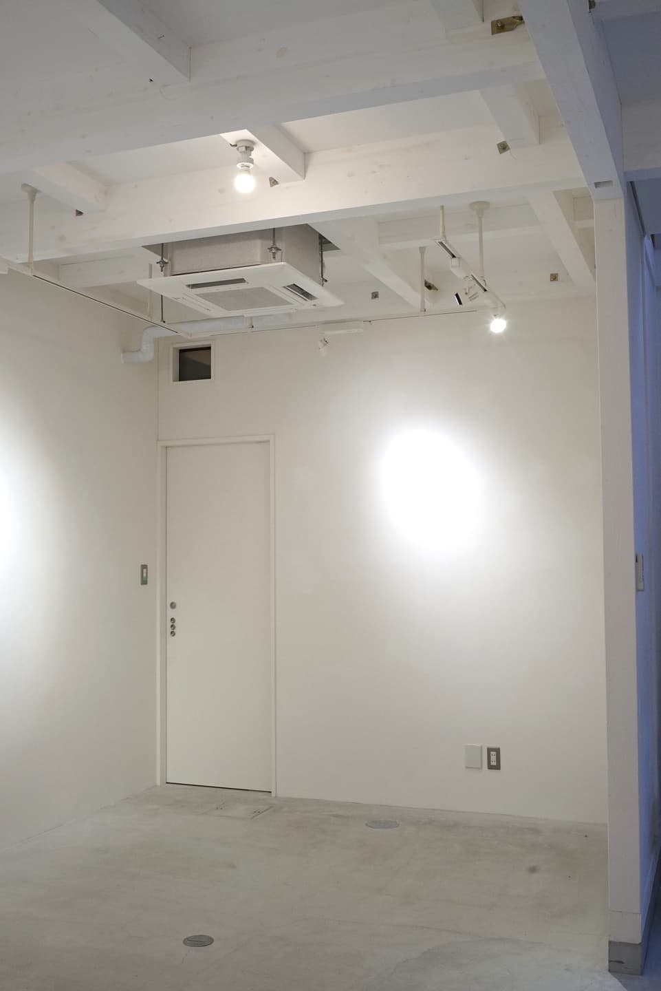 wall#4とトイレ入口扉