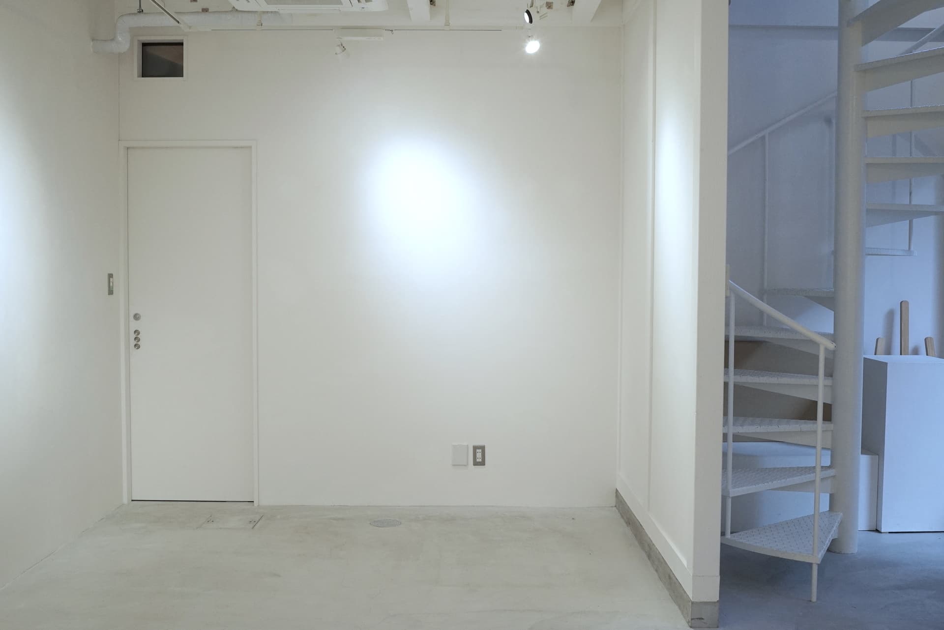 二階事務所へ続く螺旋階段部分は共用スペースとなっております。