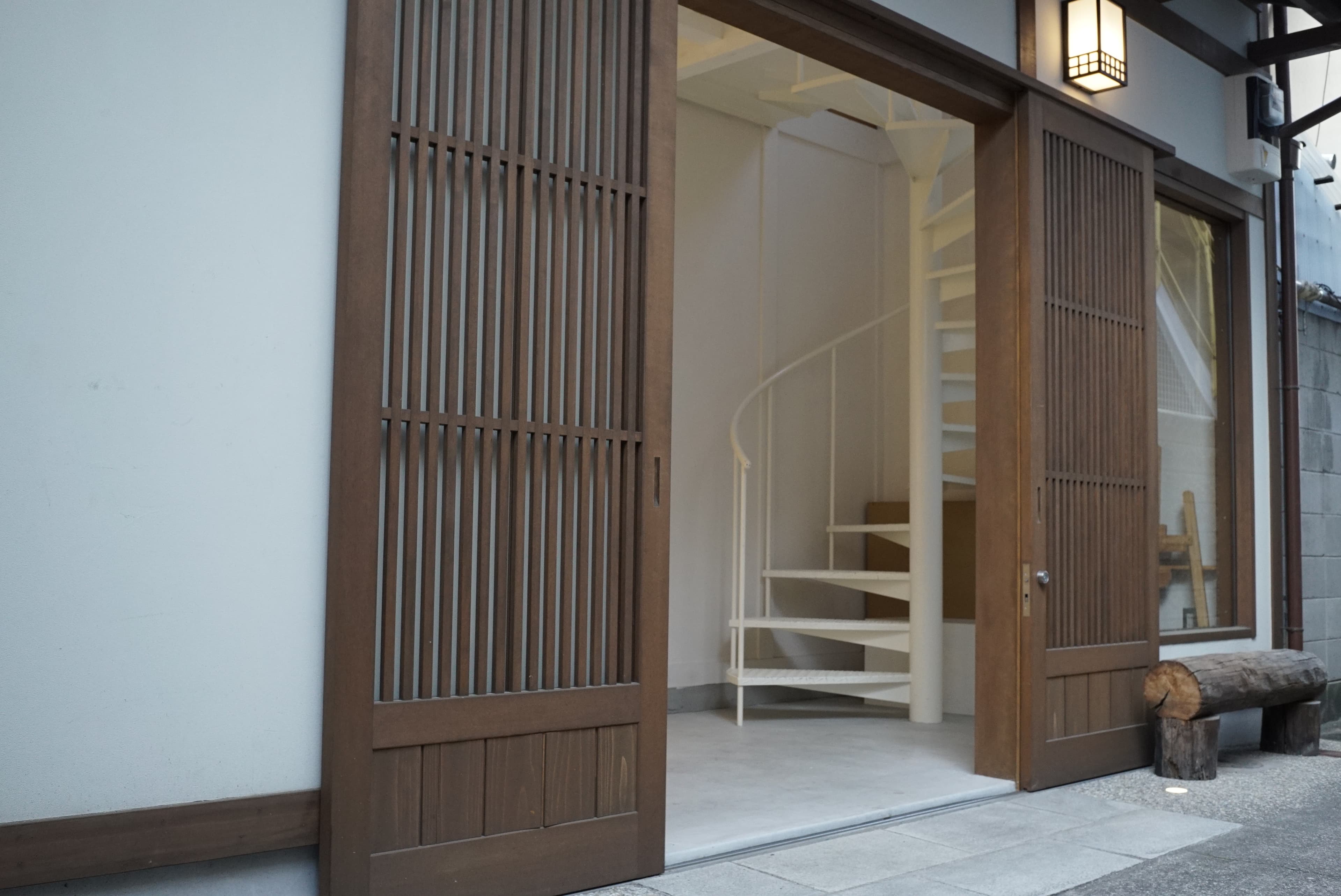 入口外観(扉が開いているところ)小川通から西へ伸びる細路地の奥にあります。