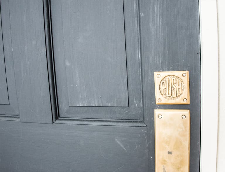 黒いドアアップ(白淵にも変更可能)