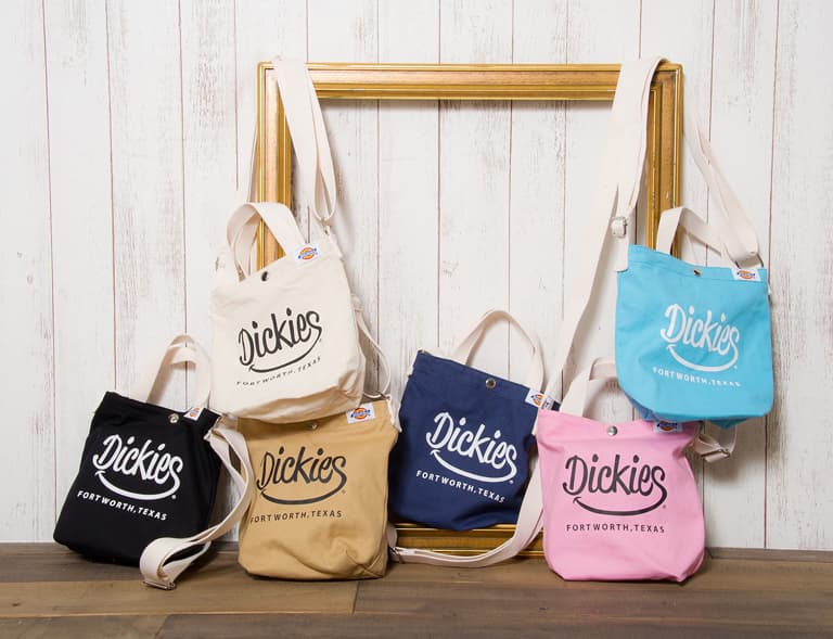 現場の足場材のフローリングとプロップの額縁のイメージ