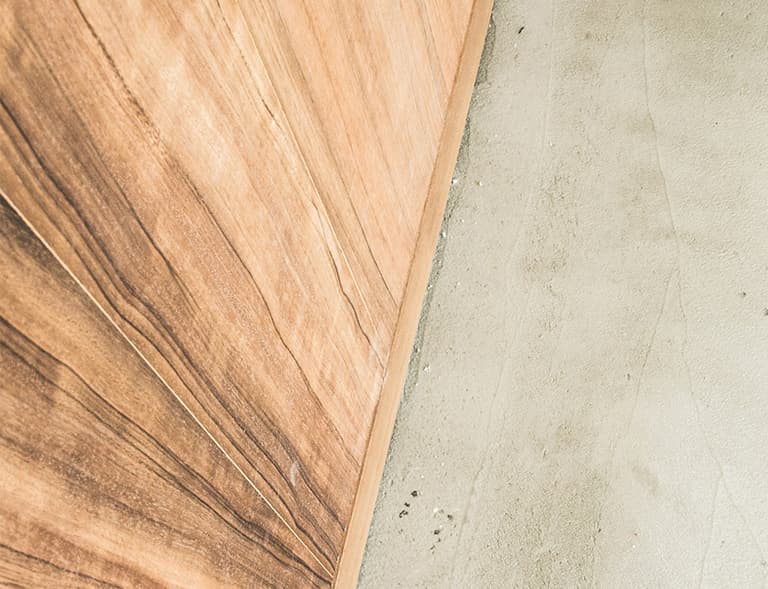 壁の幅木とモルタル床のアップ