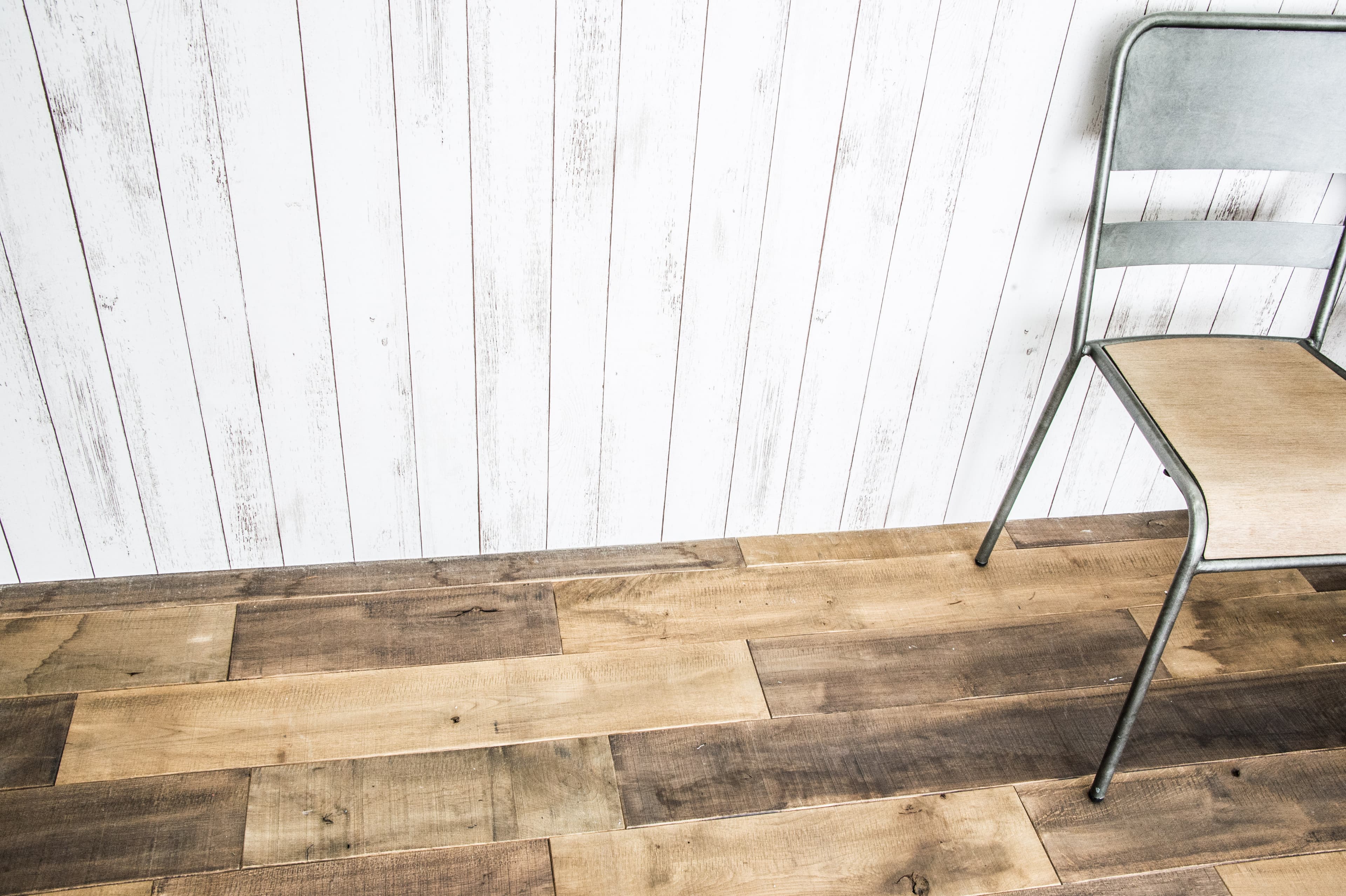 足場材のフローリングと白いウッド調のウォール