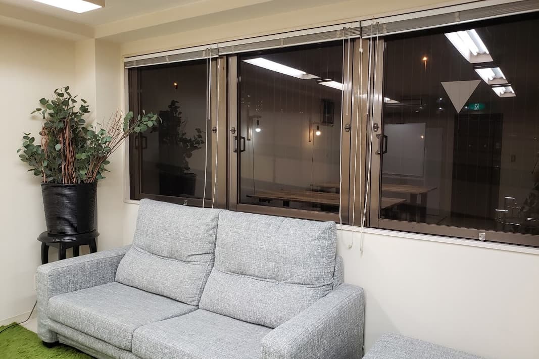 ソファー |飯田橋駅徒歩5分|少人数&完全貸切の、貸会議室・多目的レンタルスペース Sabori 24時間