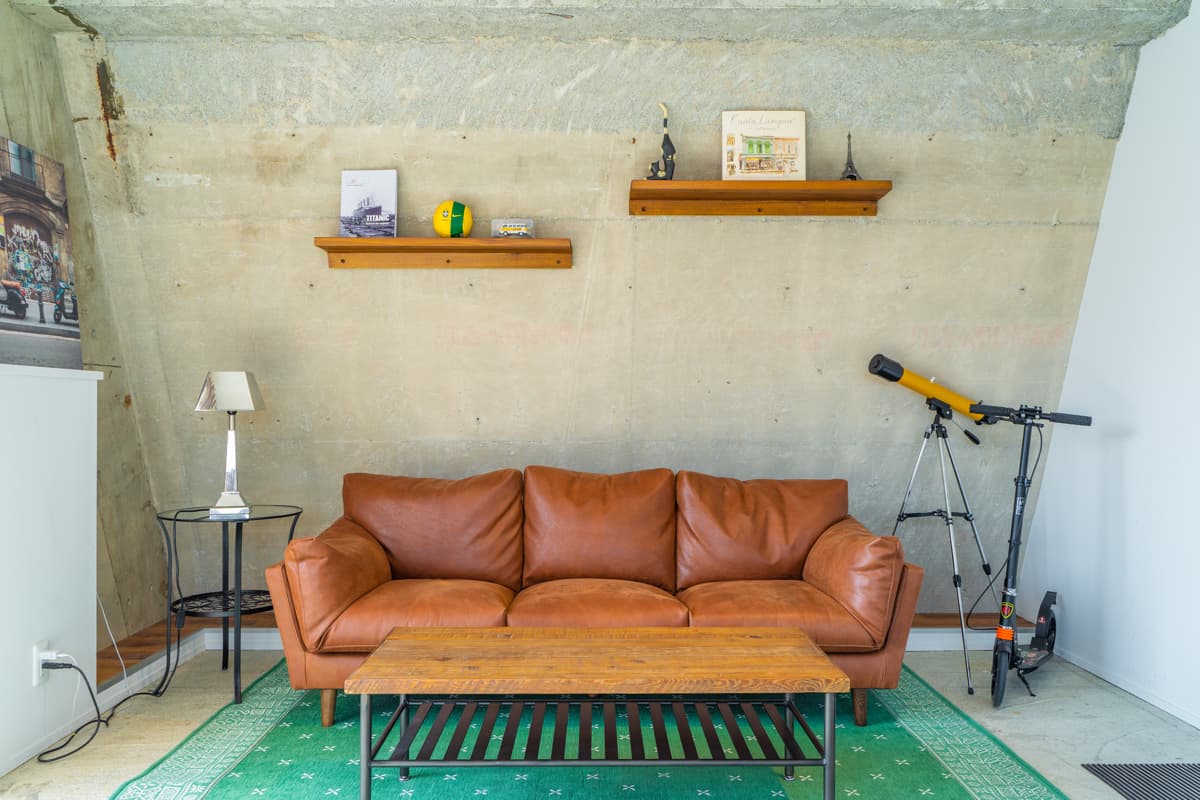 お手持ちの小物で棚を飾るのもありです。