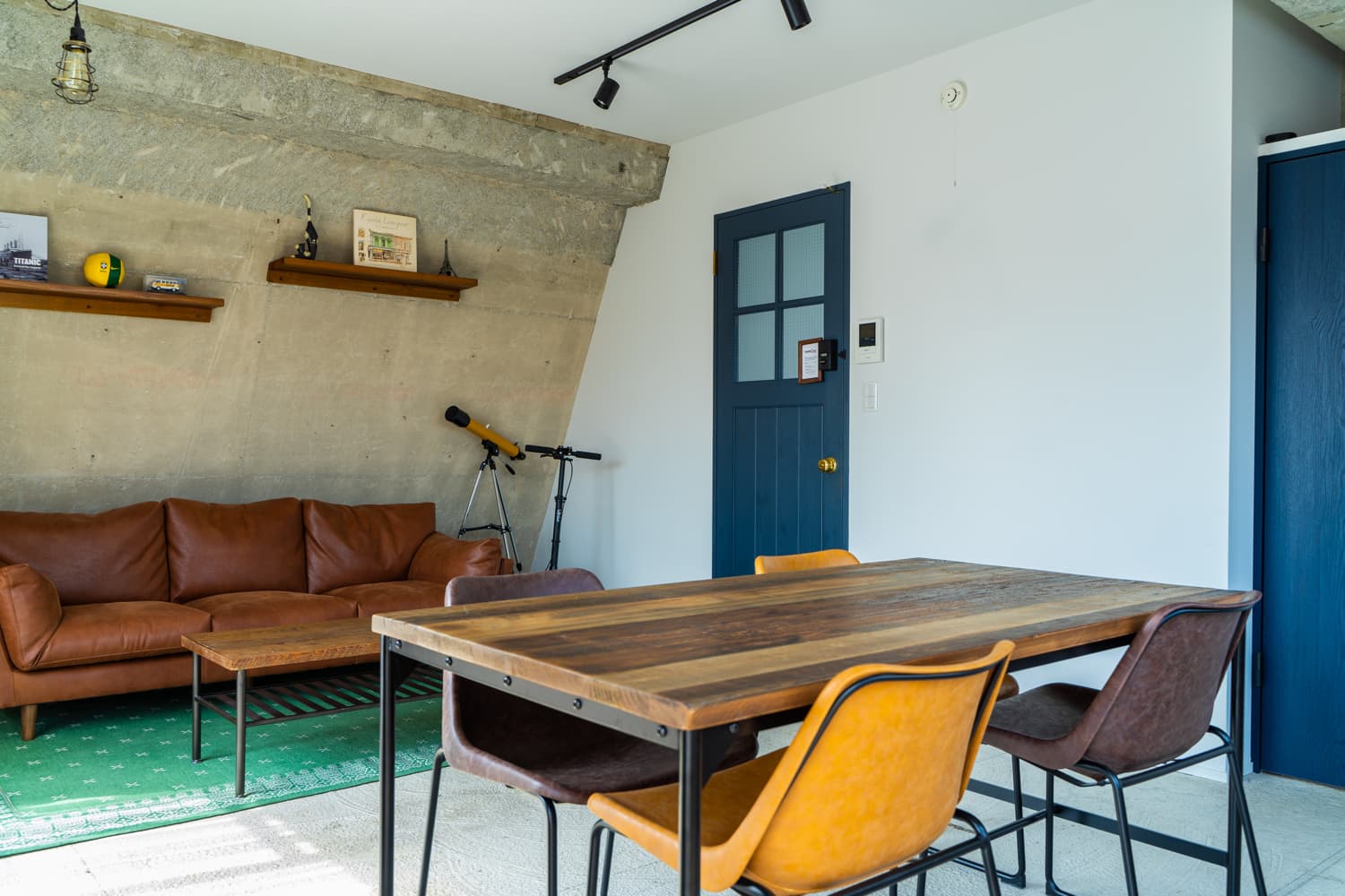 白のモルタル壁は撮影に最適です。