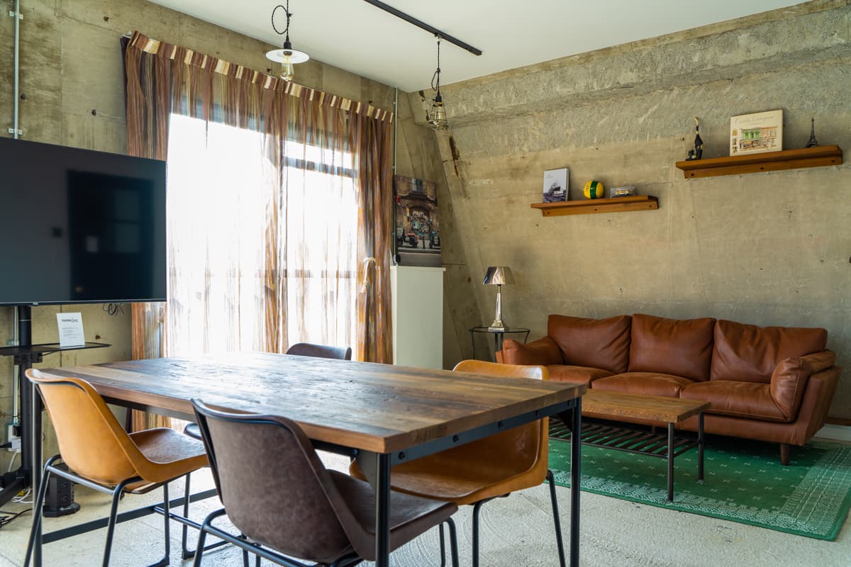 2019年9月より遮光カーテンも導入しております。お好きな照明でご利用ください。